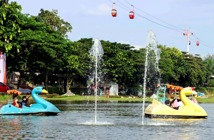  Ilustrasi warga mengunjungi kawasan wisata TMII. 