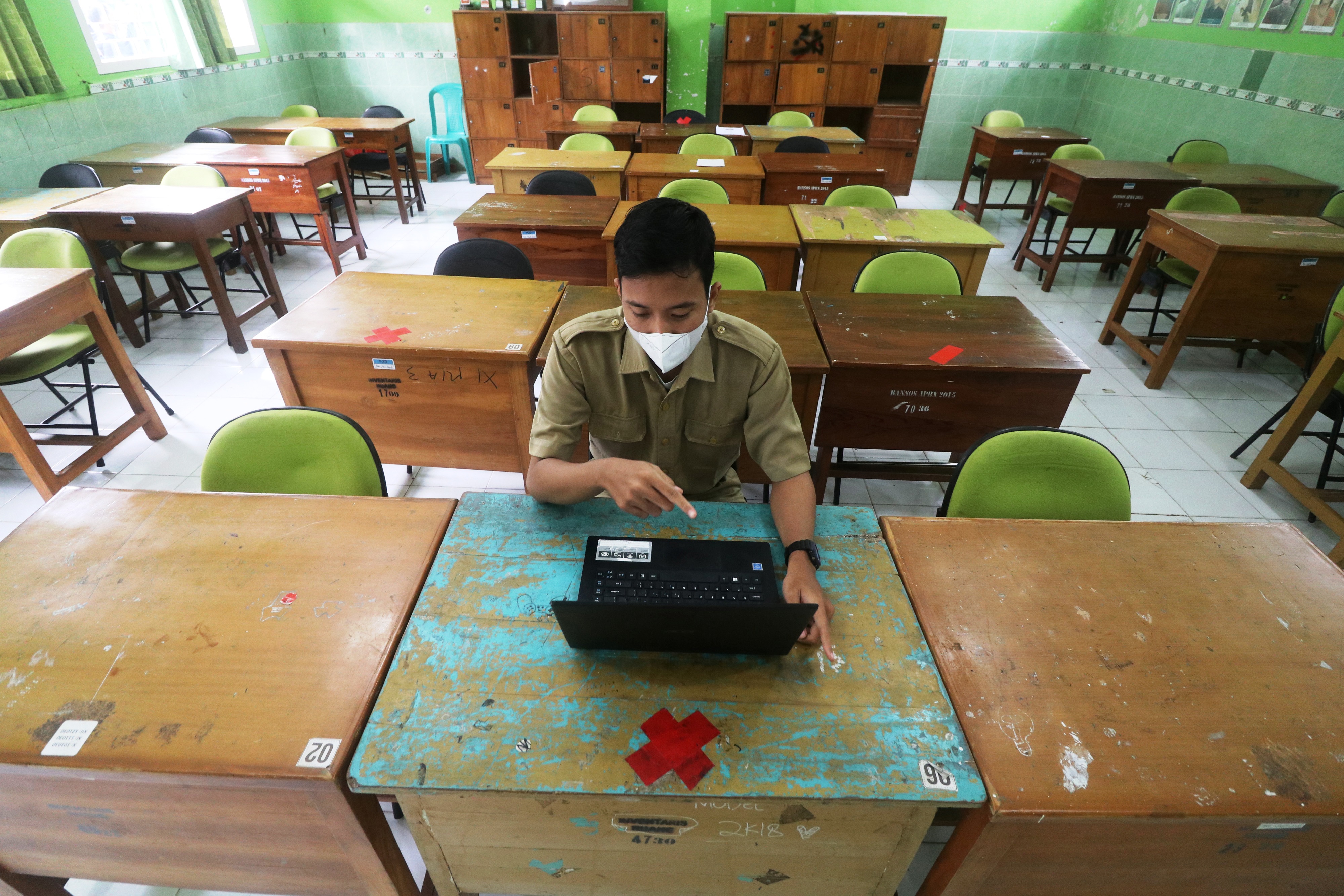 Ilustrasi guru mengajar daring.