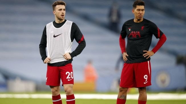 Diogo Jota (kiri) dan Roberto Firmino.
