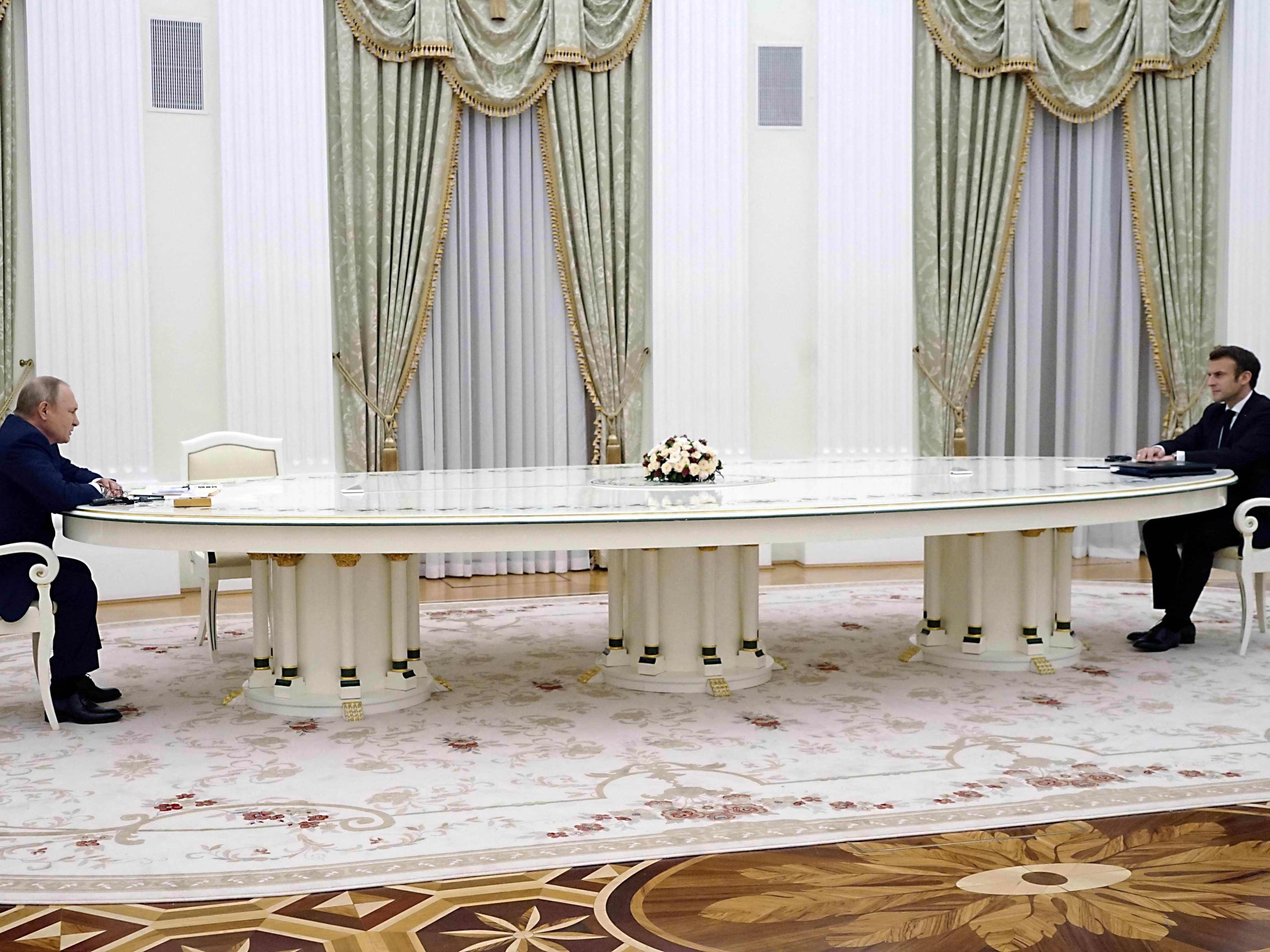 Presiden Prancis Emmanuel Macron (kanan) bertemu dengan Presiden Rusia Vladimir Putin (kiri) di Moskow pada 7 Februari 2022.