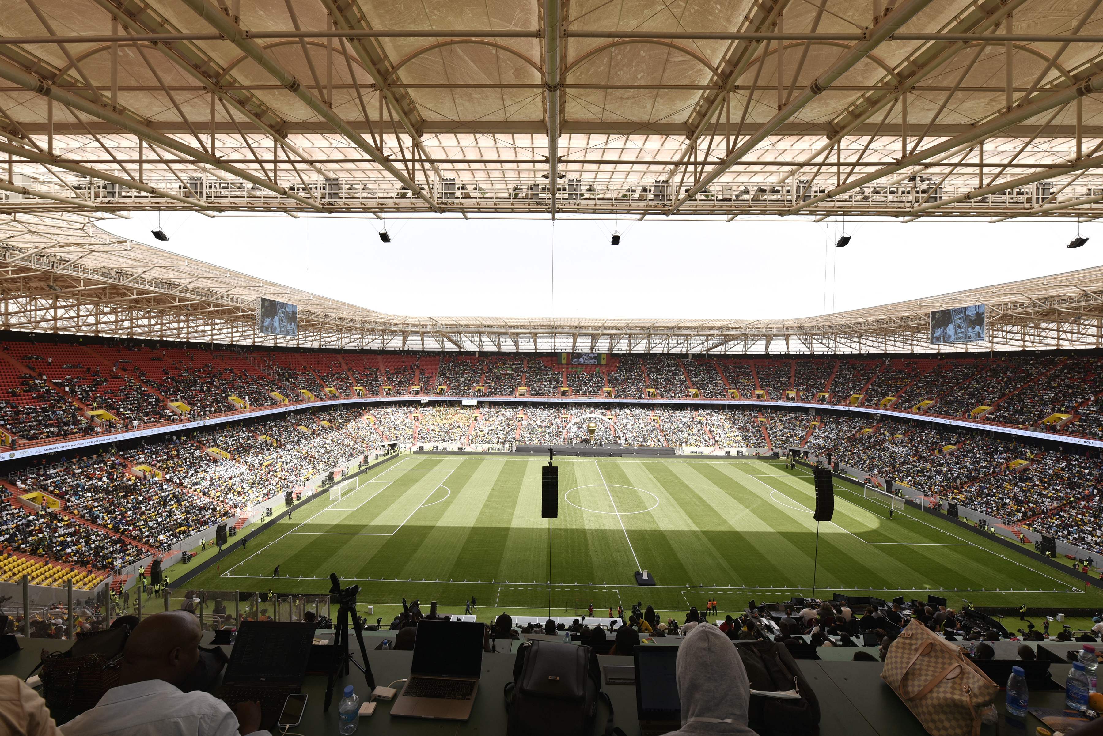 Warga menghadiri peresmian stadion baru di Senegal. 