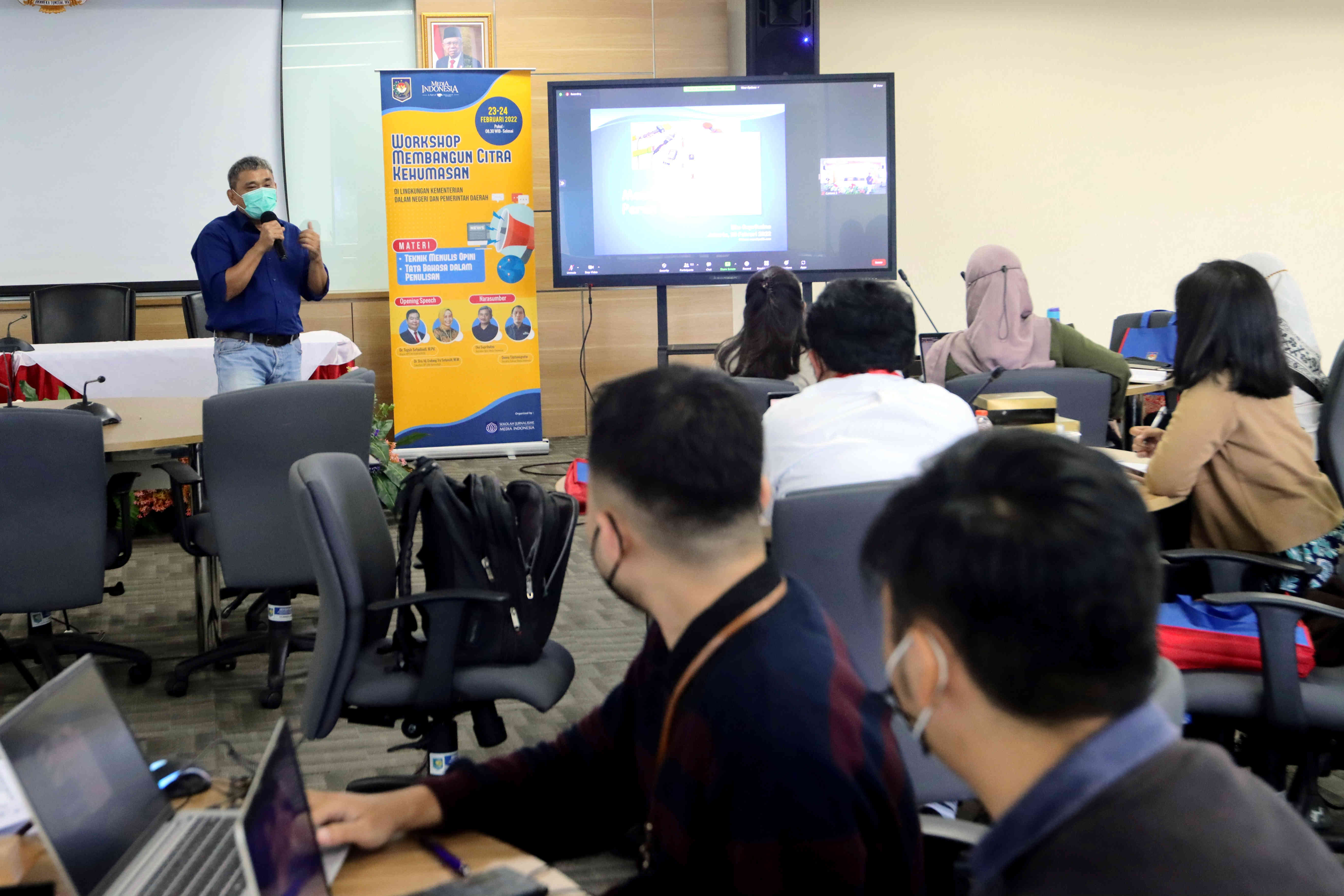 Redaktur Opini Media Indonesia (MI) Eko Suprihatno (berdiri) menyampaikan materi saat Workshop Membangun Citra Kehumasan, Kamis (23/2).