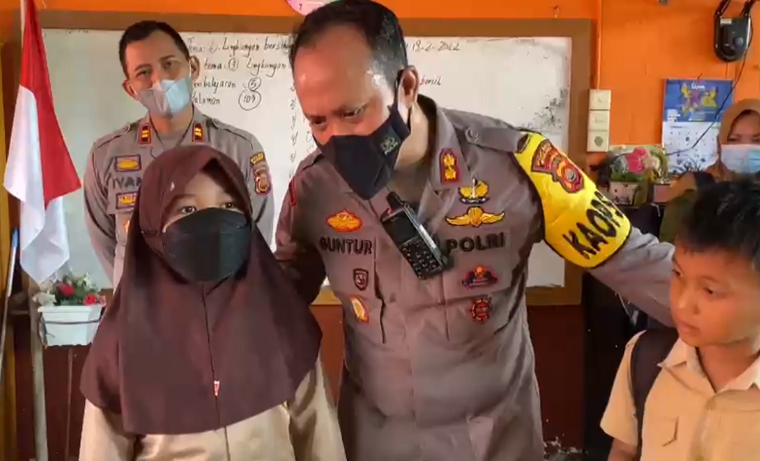 Kapolres Bungo AKB Guntur Saputro berdialog dengan siswa SD, saat vaksinasi