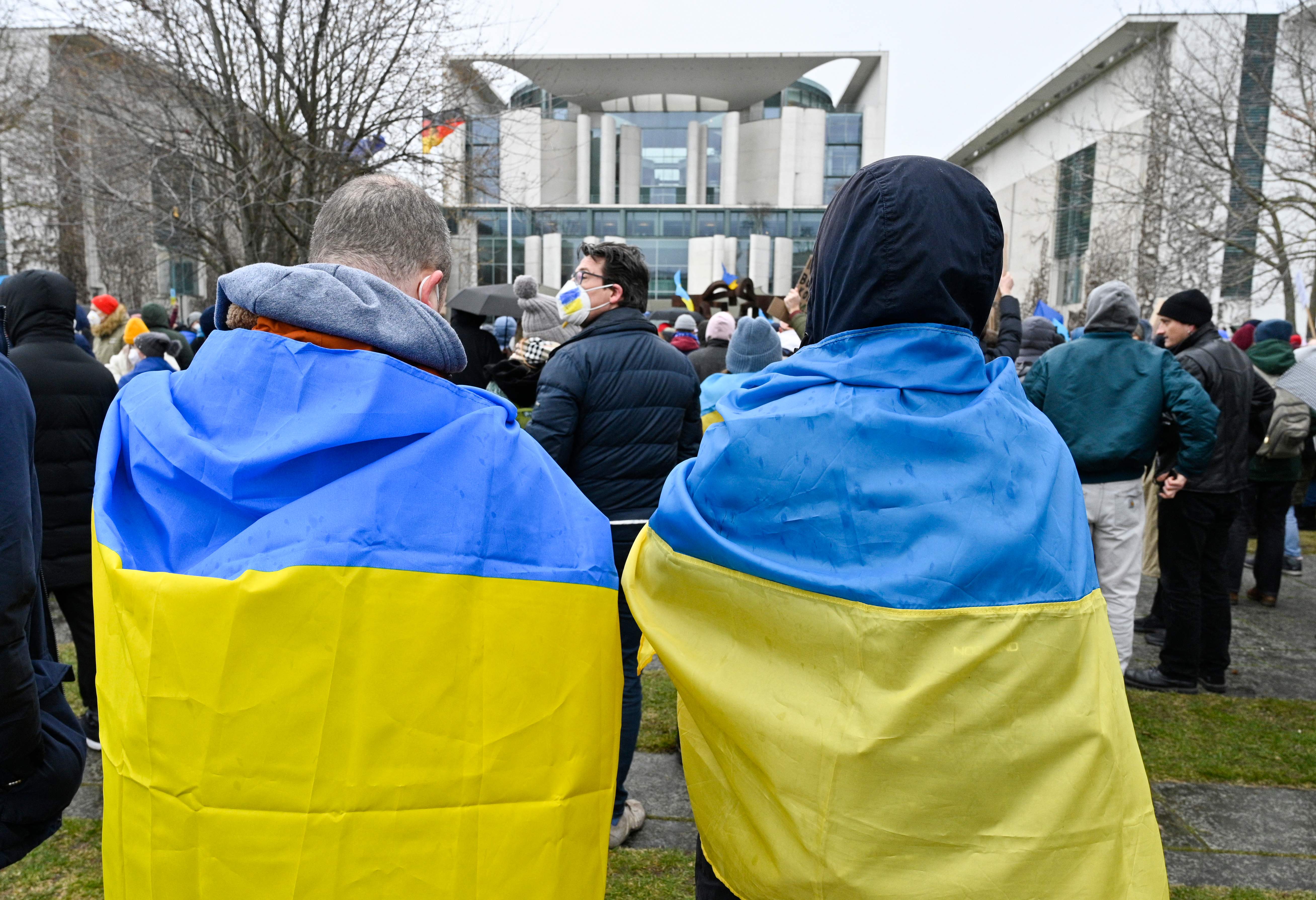 Pengunjuk rasa di Jerman menolak perang Rusia-Ukraina dengan mengenakan bendera Ukraina
