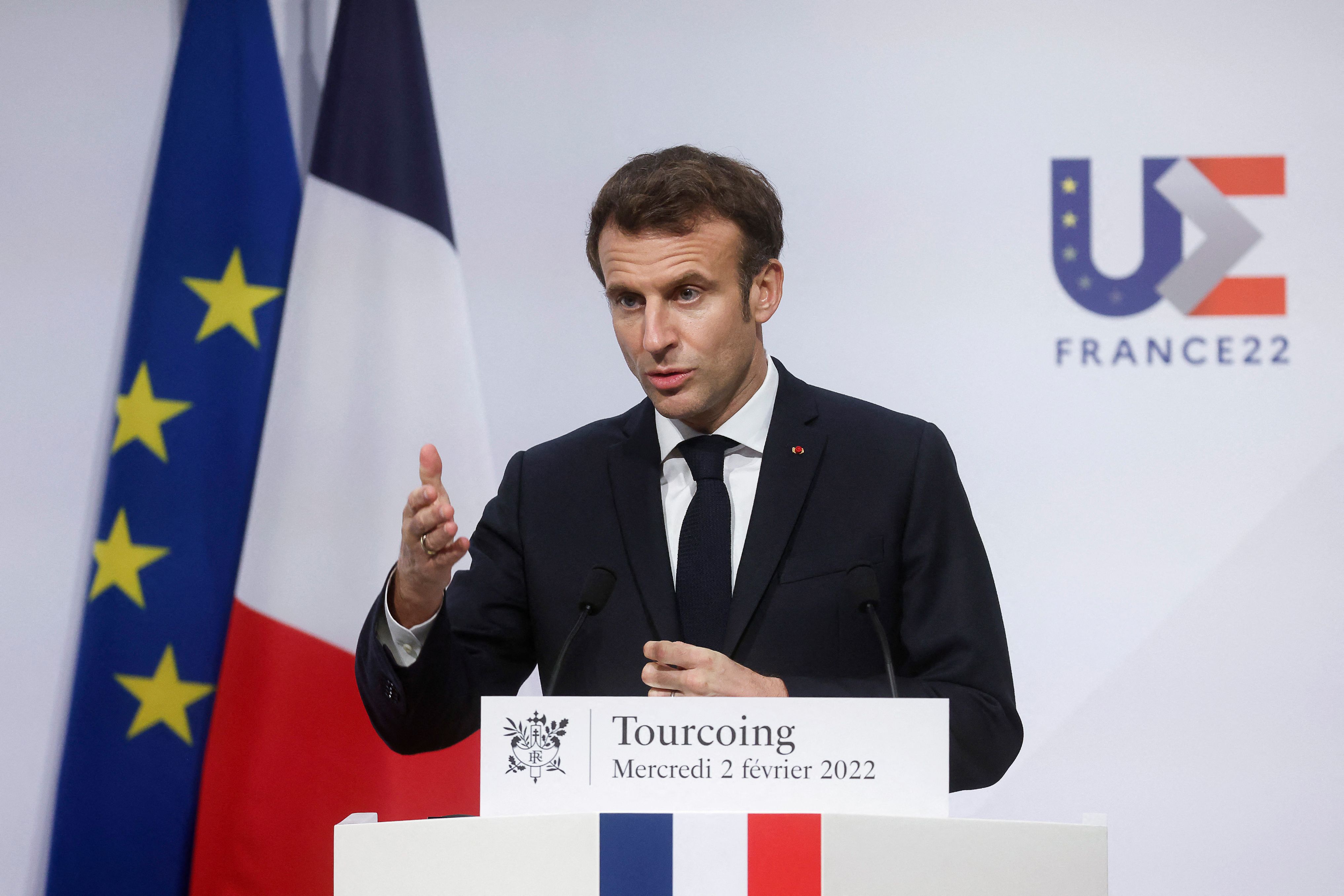 Presiden Prancis Emmanuel Macron saat memberi keteranagn pers di Tourcoing, Prancis, Rabu (2/2/2022) lalu. 