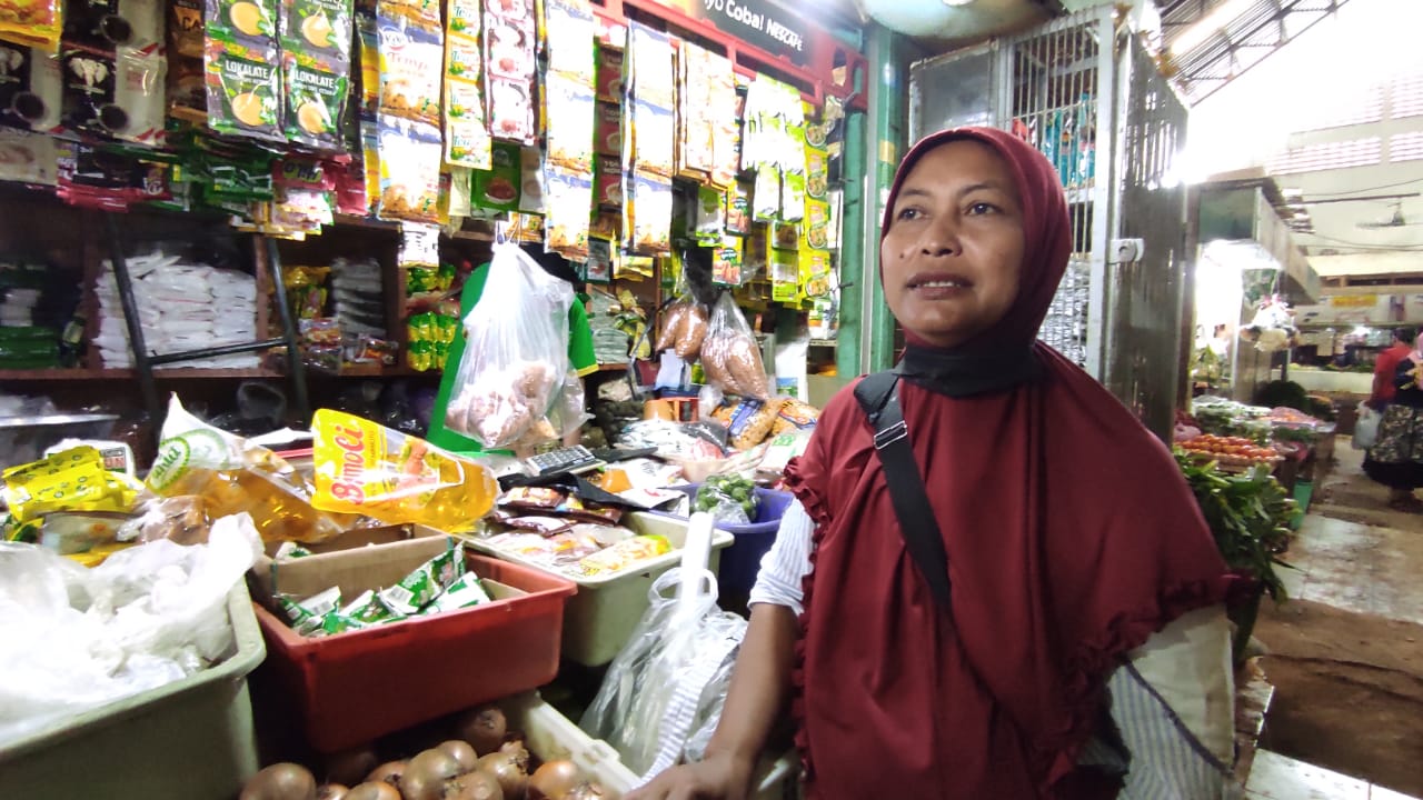 Warga Kudus mencari minyak goreng sesuai HET di Pasar Bitingan Kudus