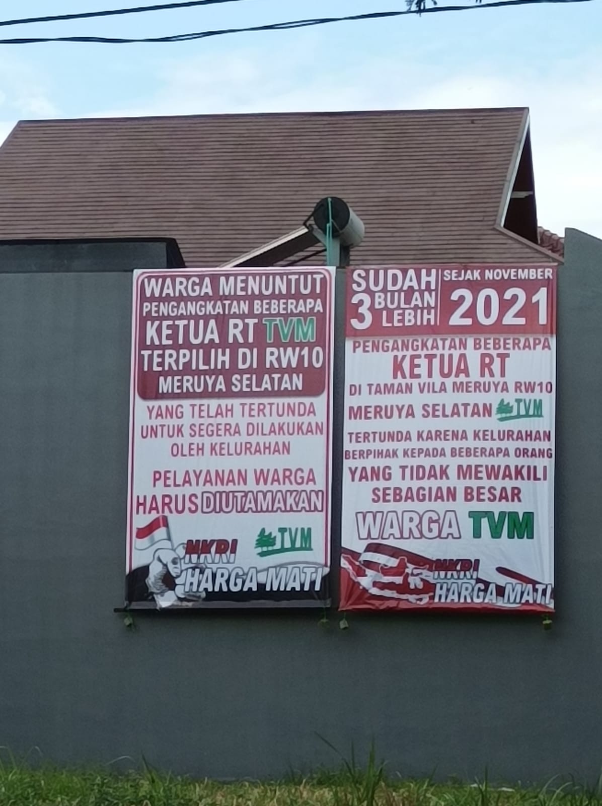 Protes spanduk warga Perumahan Taman Villa Meruya (TVM) Meruya Selatan