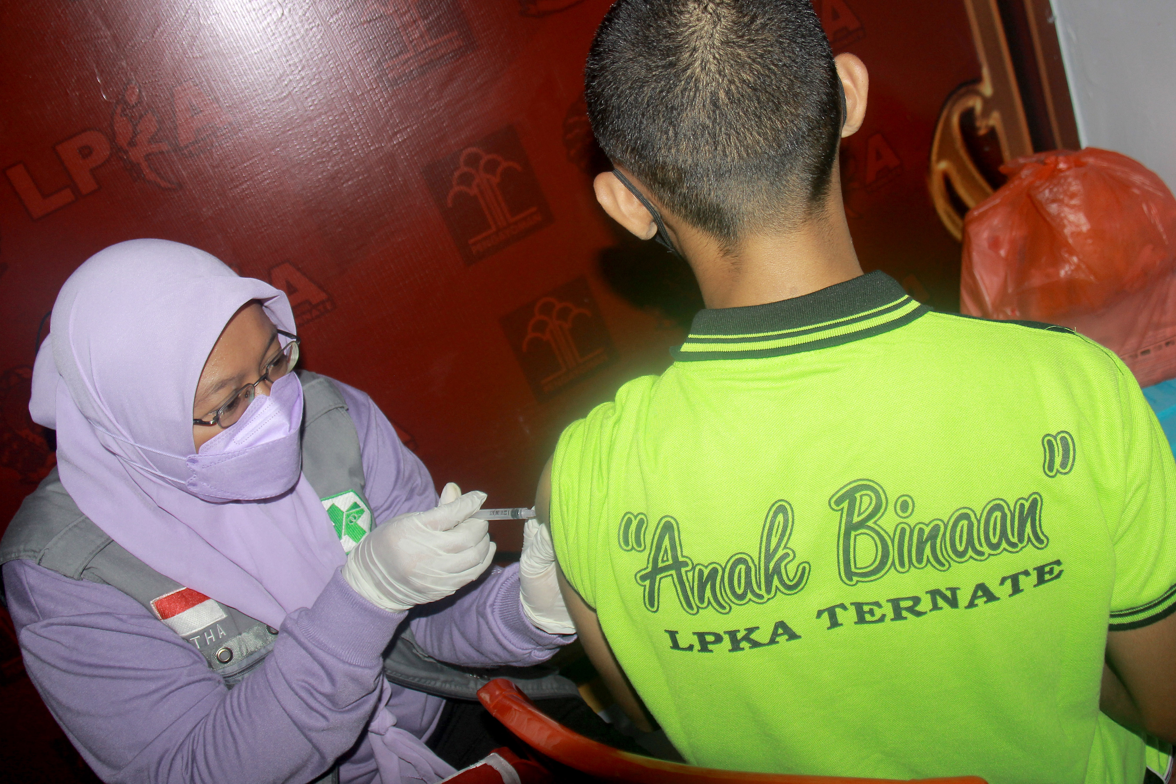 Petugas menyuntikkan vaksin bagi anak binaan di Ternate, Maluku Utara