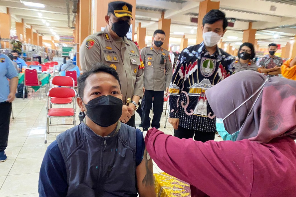 Polresta Surakarta Sasar 9.000 Pelaku Ekonomi pada Vaksinasi Booster di Pasar Klewer