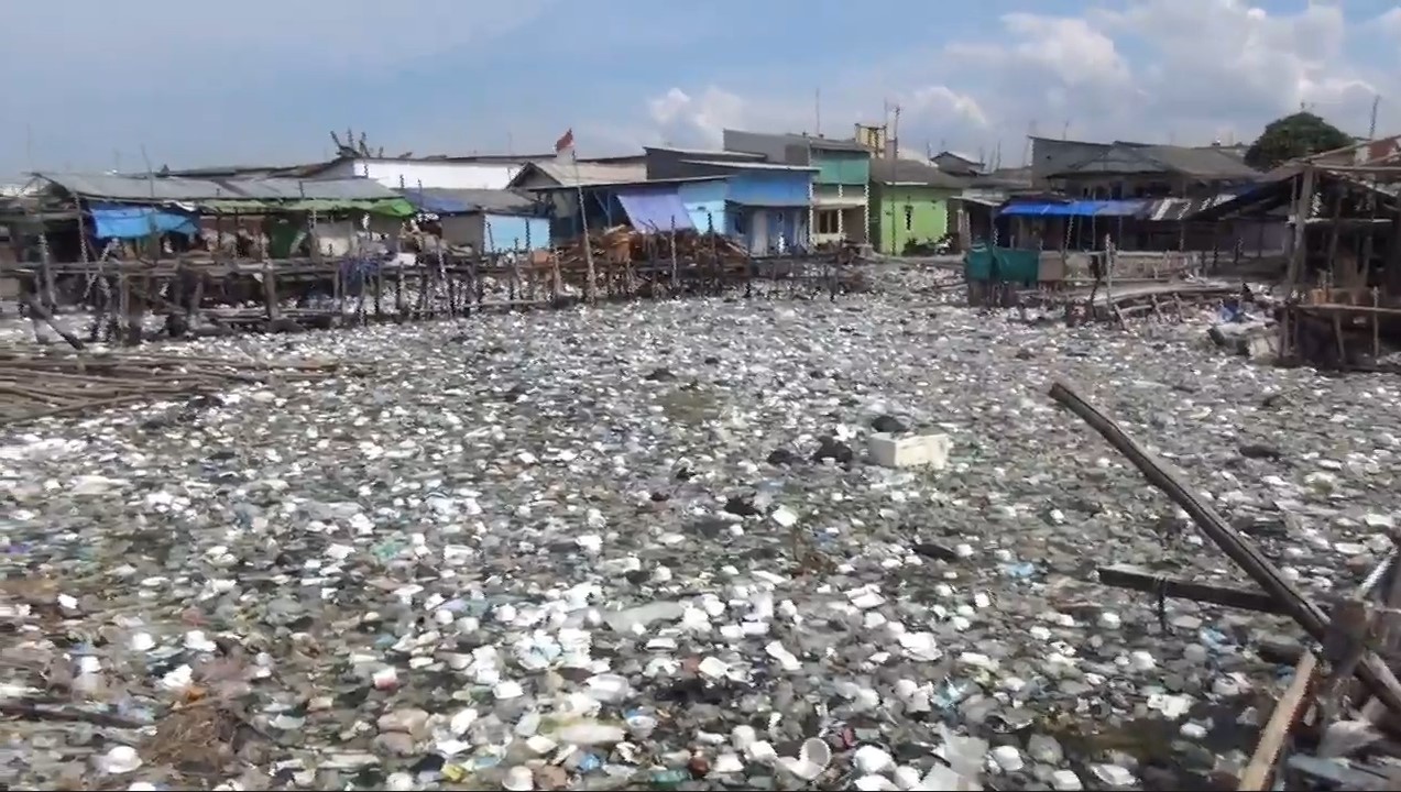 Lautan Sampah Kepung Kampung Nelayan Kalibaru