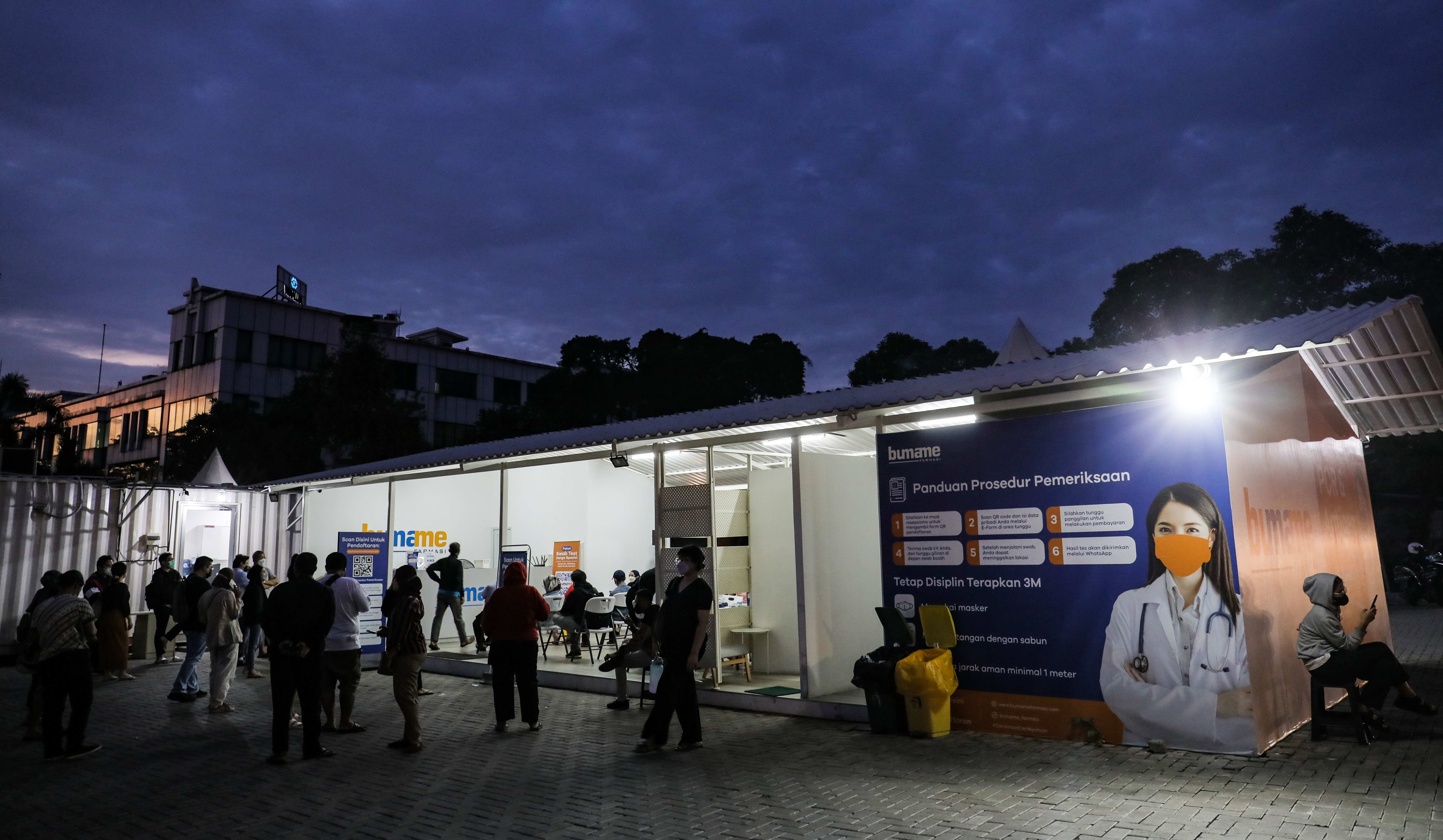  KASUS COVID-19 MELONJAK:: Warga antre mengikuti tes antigen dan swab PCR mandiri di Swab PCR FastLab Bumame kawasan Kebon Jeruk, Jakarta.