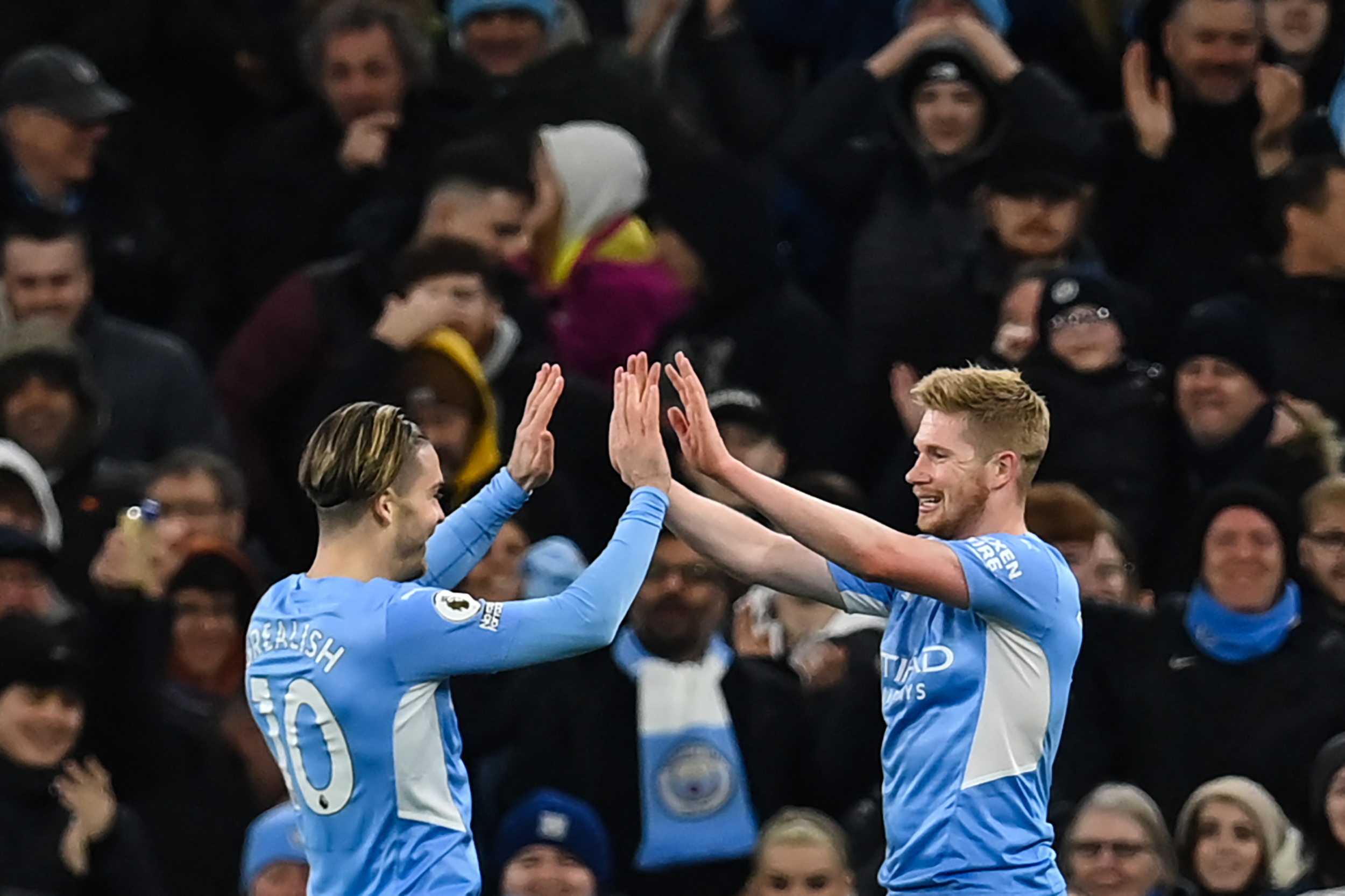 Gelandang Manchester City Kevin De Bruyne (kanan) melakukan selebrasi usai mencetak gol ke gawang Brentford di laga Liga Primer Inggris.
