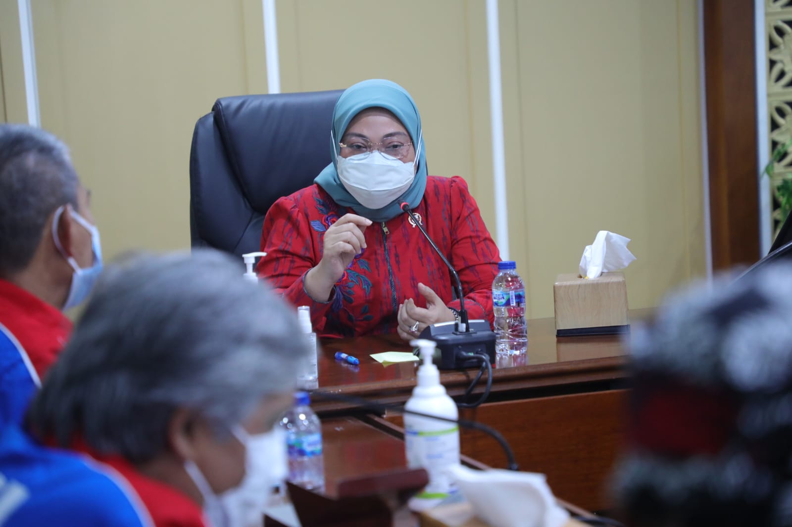 Menaker Ida Fauziyah menyampaikan Permenaker No 2 Tahun 2022 kepada perwakilan organisasi buruh dan pekerja. 