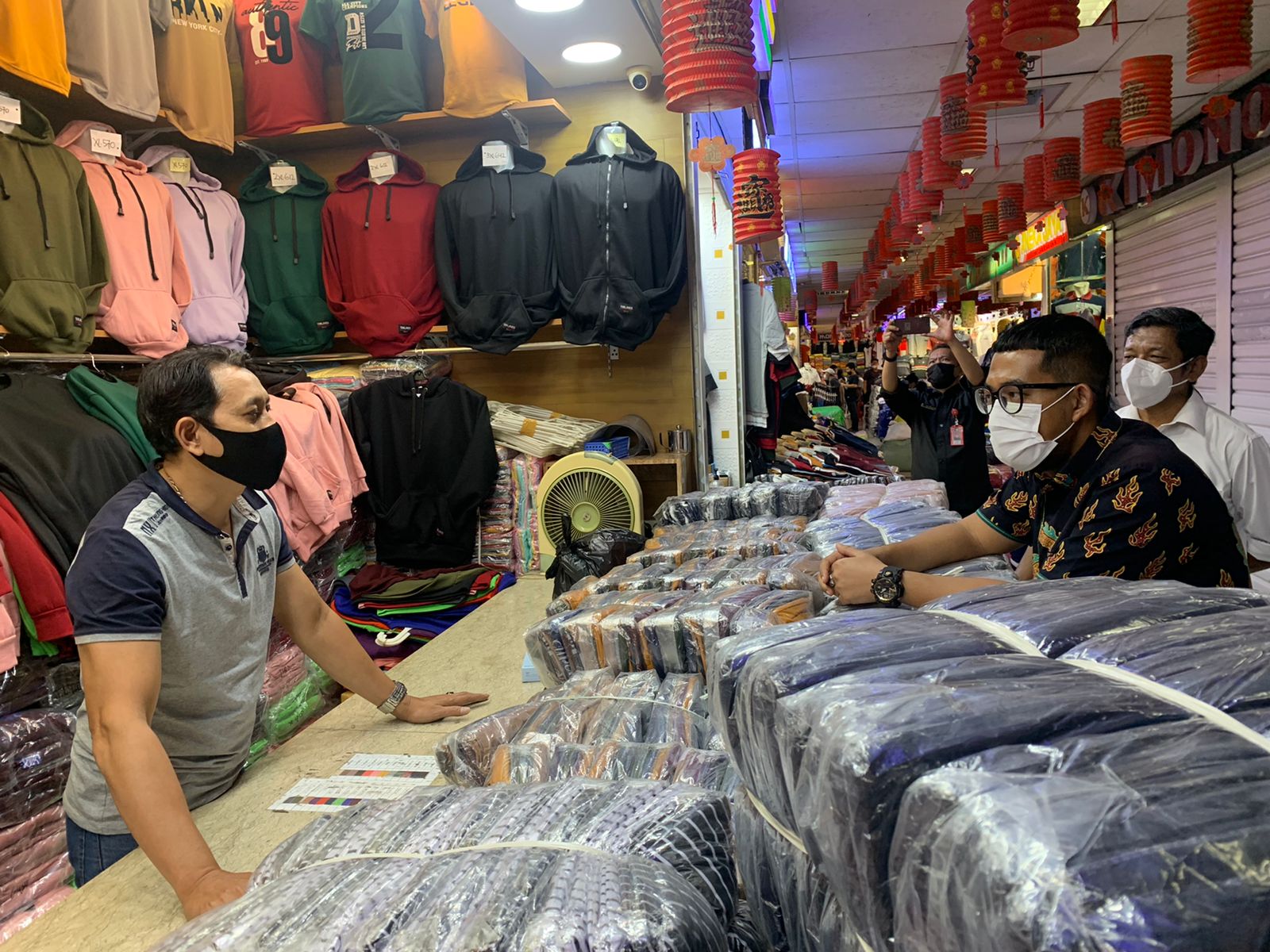 Guruh Tirta Lunggana (kanan) berdialog dengan pedagang di  Pusat Grosir Metro Tanah Abang, Jakarta. 