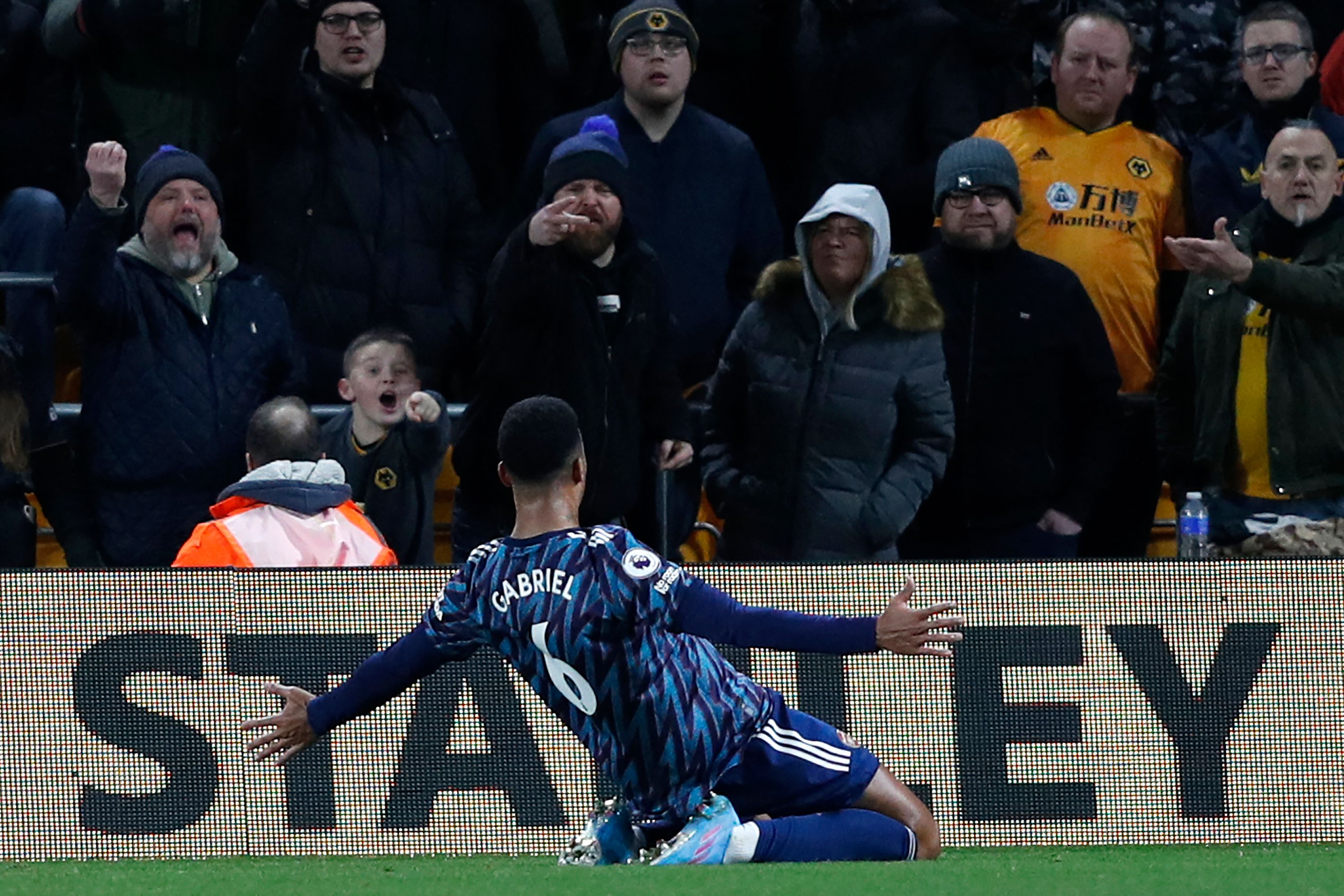 Bek Arsenal Gabriel melakukan selebrasi usai mencetak gol ke gawang Wolves di laga Liga Primer Inggris. 