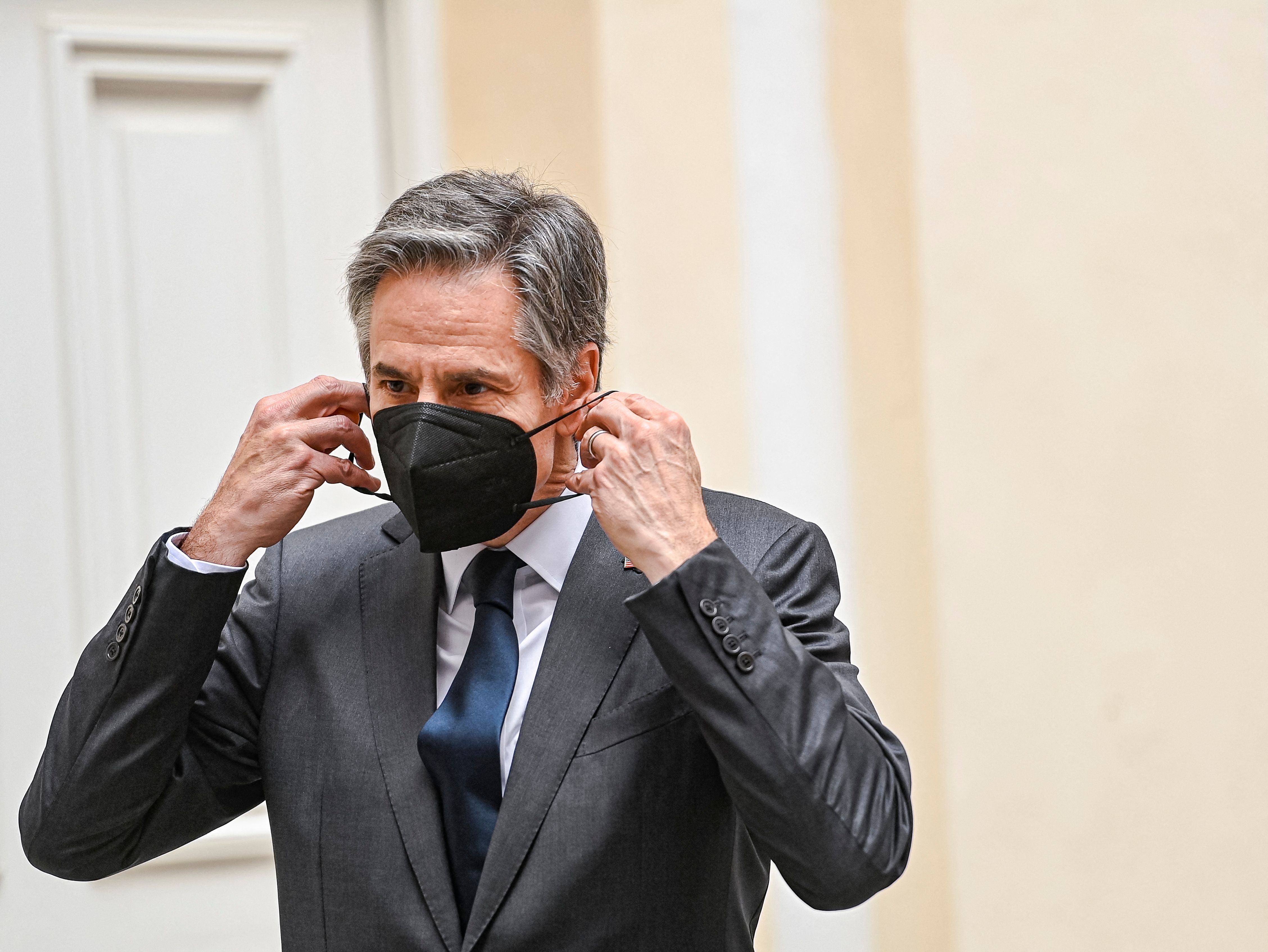 Menlu AS Antony Blinken mengenakan masker saat pertemuan dengan negara G7 di Munich, Jerman, pada Sabtu (19/2).  