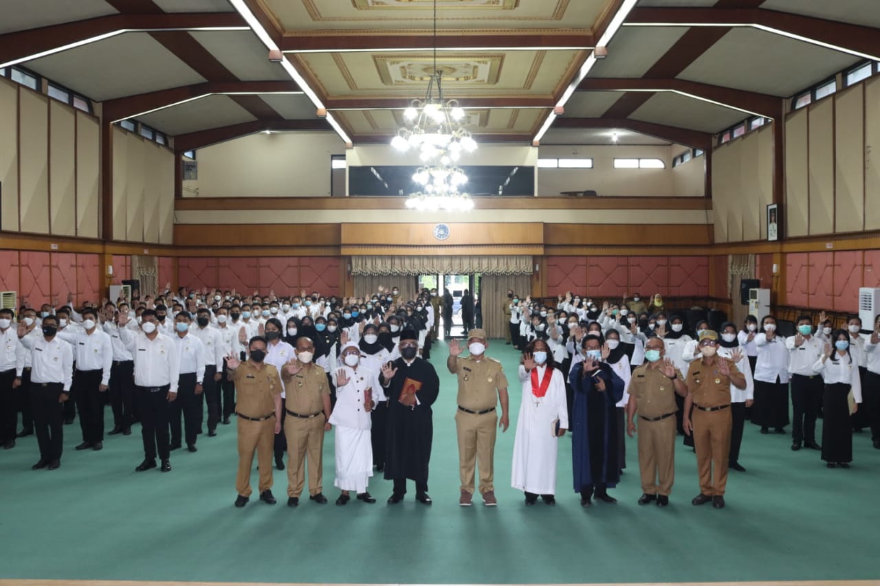 Pemkot Bekasi, Jawa Barat mengambil sumpah dan melantin 151 CPNS yang diangkat PNS, Kamis (24/3)