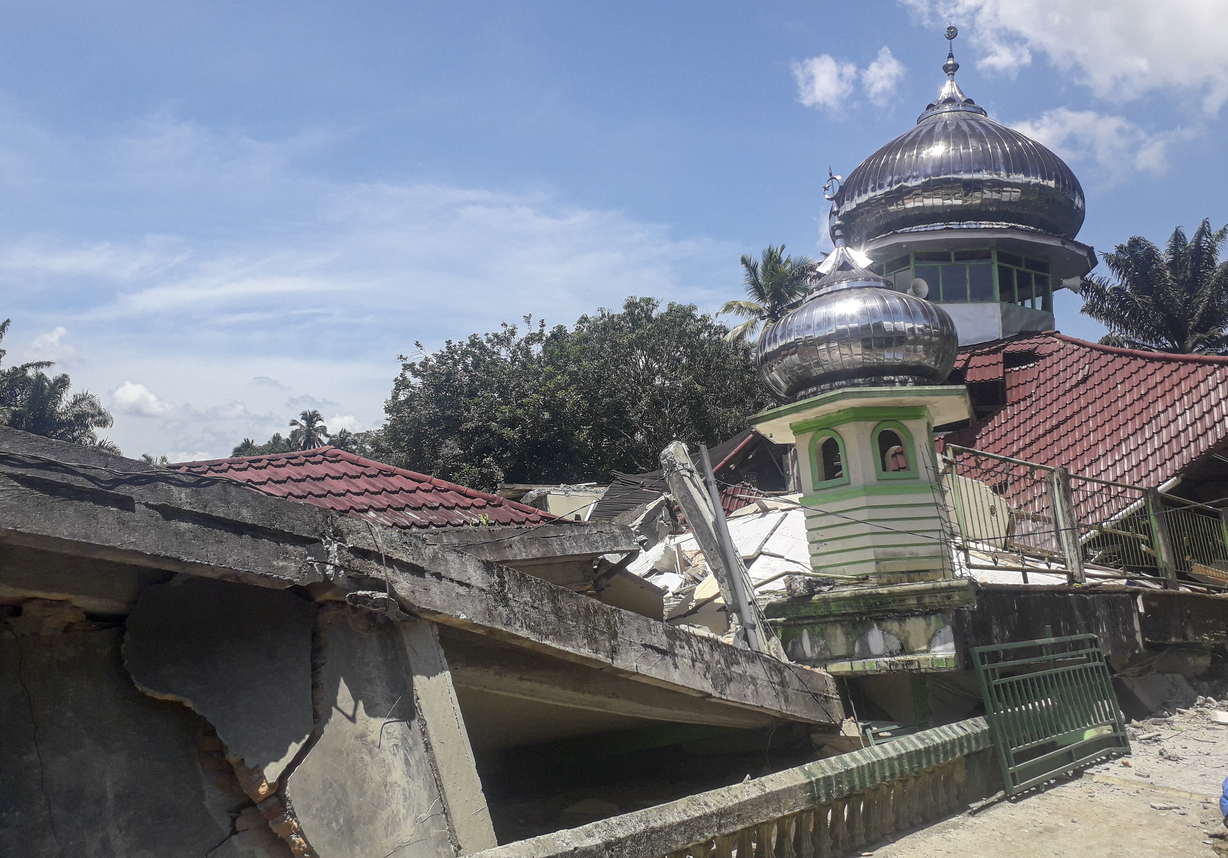  Kondisi Masjid Raya Kajai yang rusak akibat gempa bumi di Kecamatan Talamau, Kabupaten Pasaman Barat, Sumbar, Jumat (25/2).