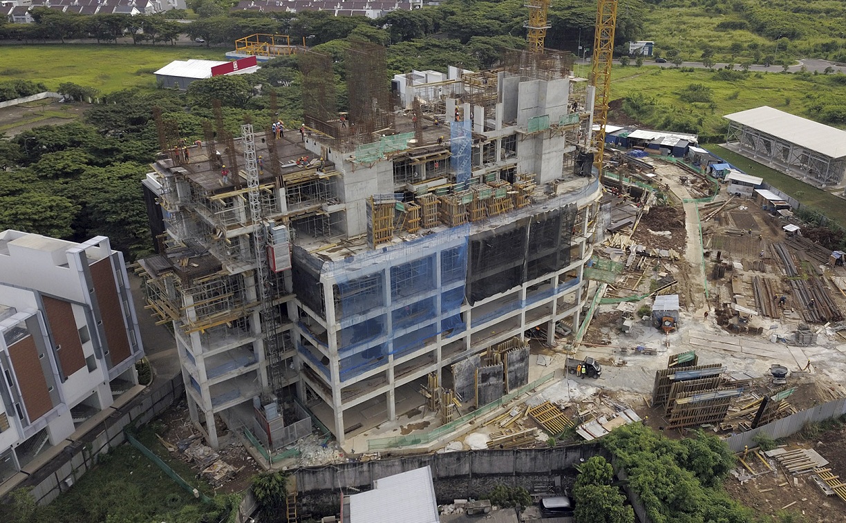 Progres pembangunan Cleon Park Apartment di JGC, Jakarta Timur.