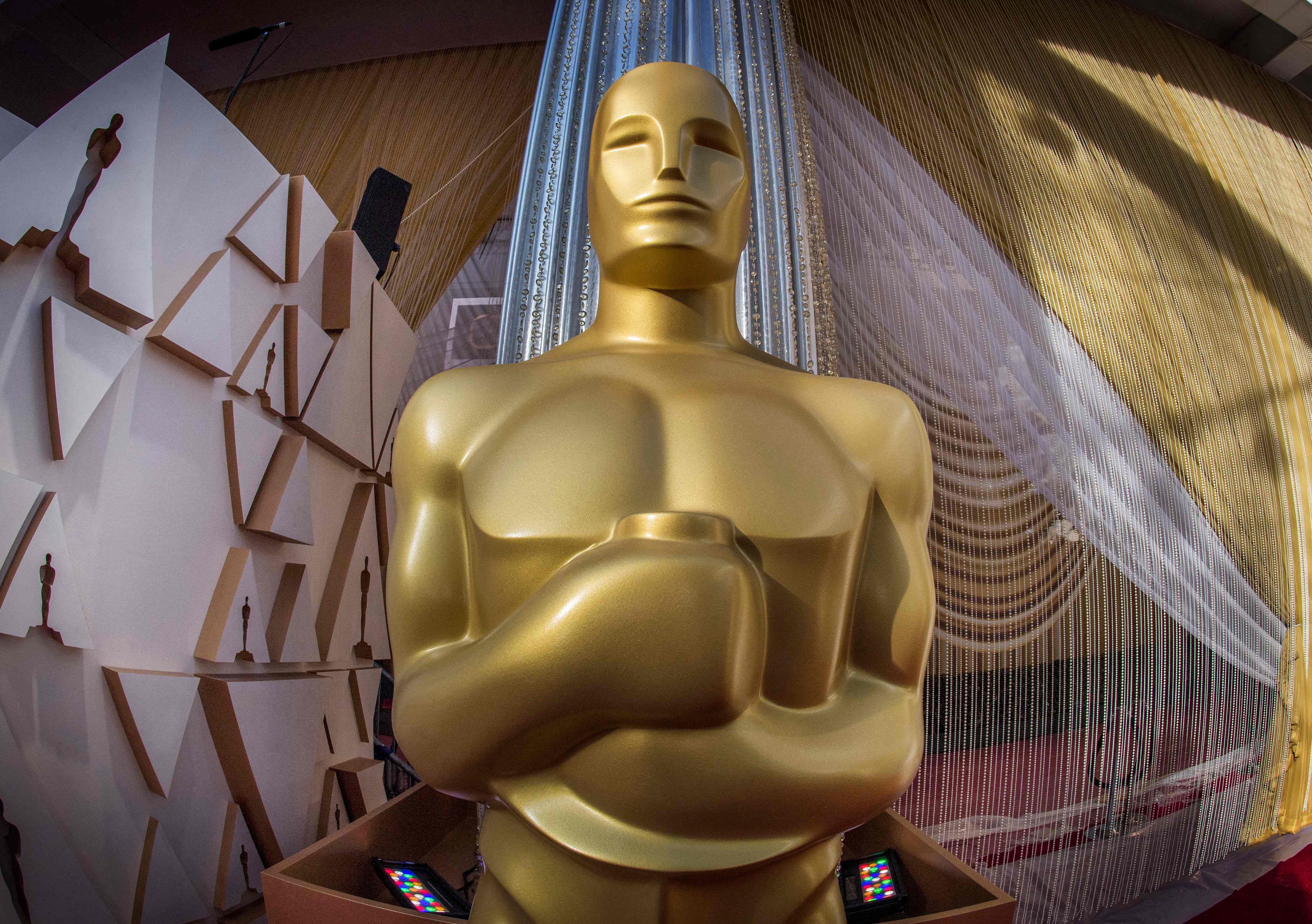 Patung Oscar terlihat di Dolby Theater di Hollywood, California, AS.