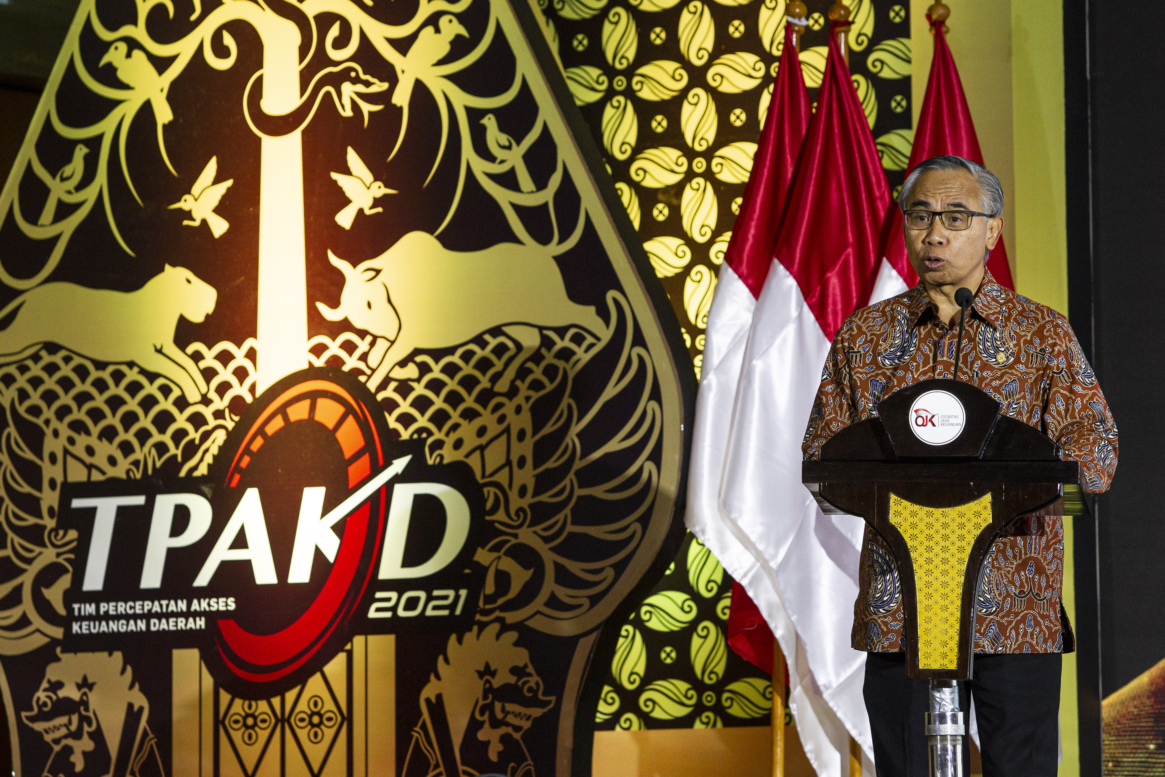 Ketua Dewan Komisioner OJK Wimboh Santoso saat menyampaikan laporan dalam suatu pertemuan.