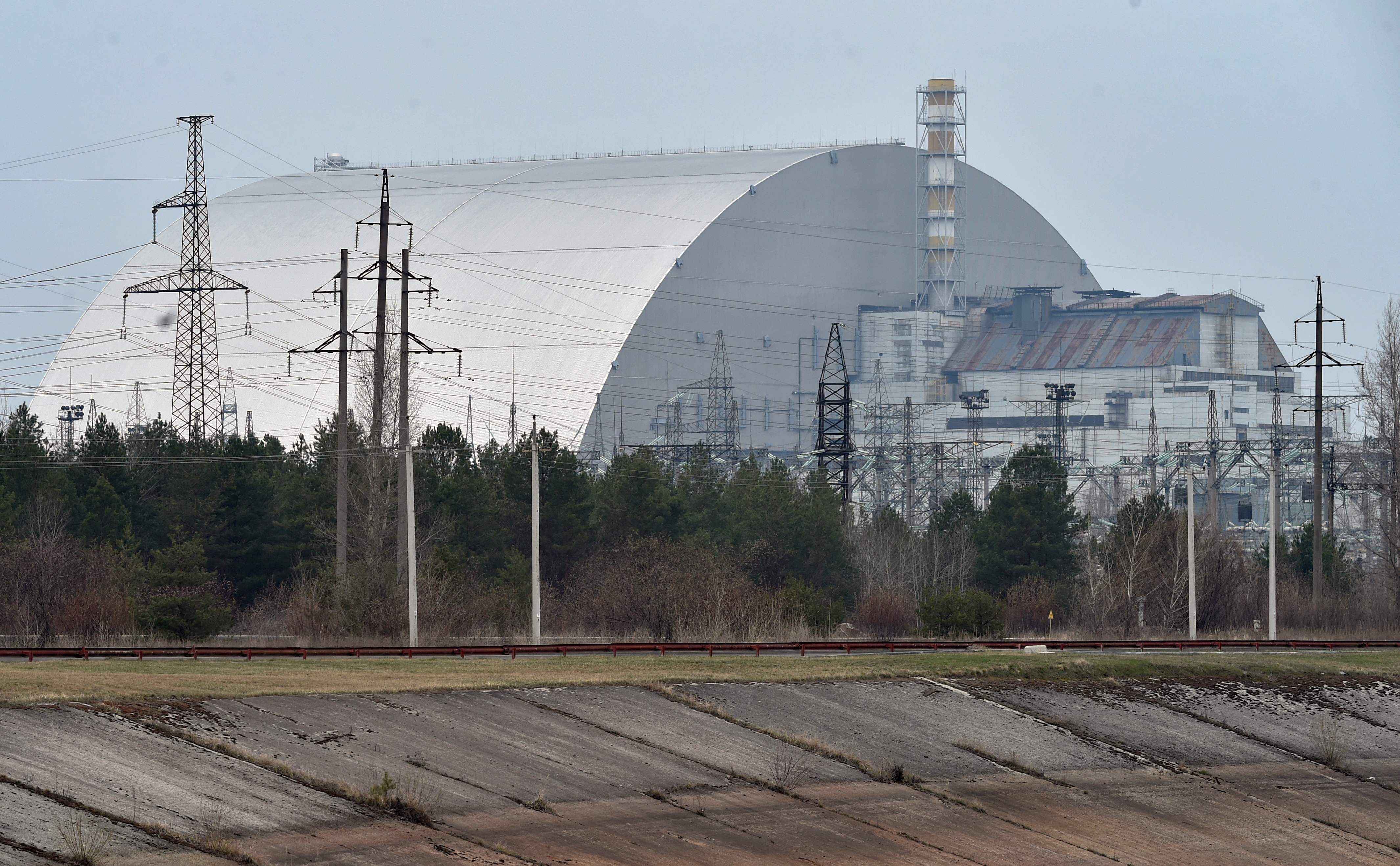 Bangunan raksaks menutupi reaktor keempat Chernobyl, yang meledak 35 tahun lalu, di Ukraina.