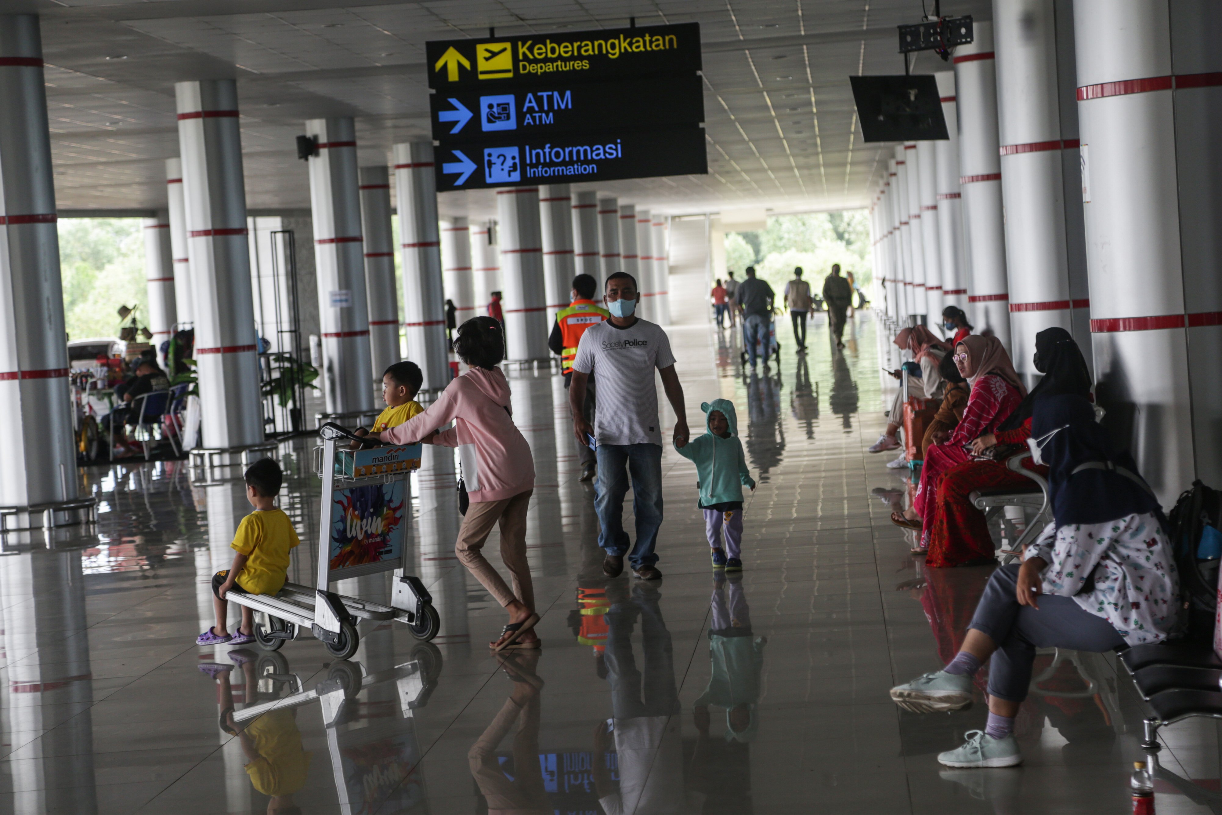 Sejumlah orang berjalan di area Bandara Tjilik Riwut, Palangkaraya, Kalimantan Tengah, Rabu (29/12).