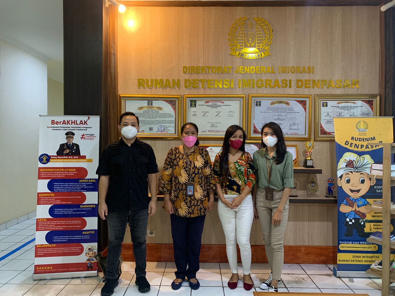  Petugas dari Imigrasi Ngurah Rai Bali melakukan pengawalan proses deportasi WNA Thailand (celana putih) karena kasus Narkoba. 