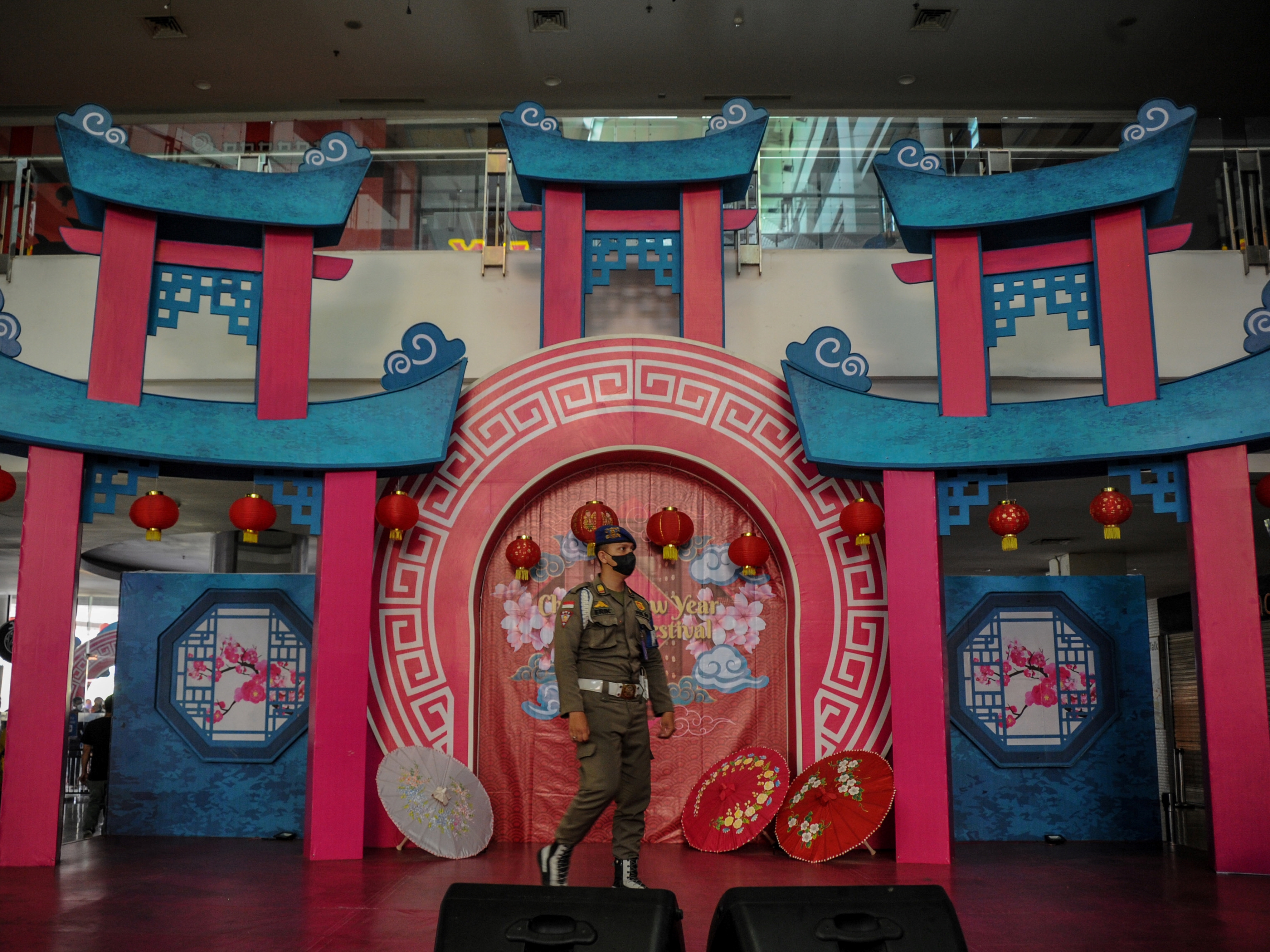 : Petugas Satpol PP melakukan patroli di dalam Mal Festival Citylink yang telah disegel, di Bandung, Jawa Barat, Jumat (4/2/2022).