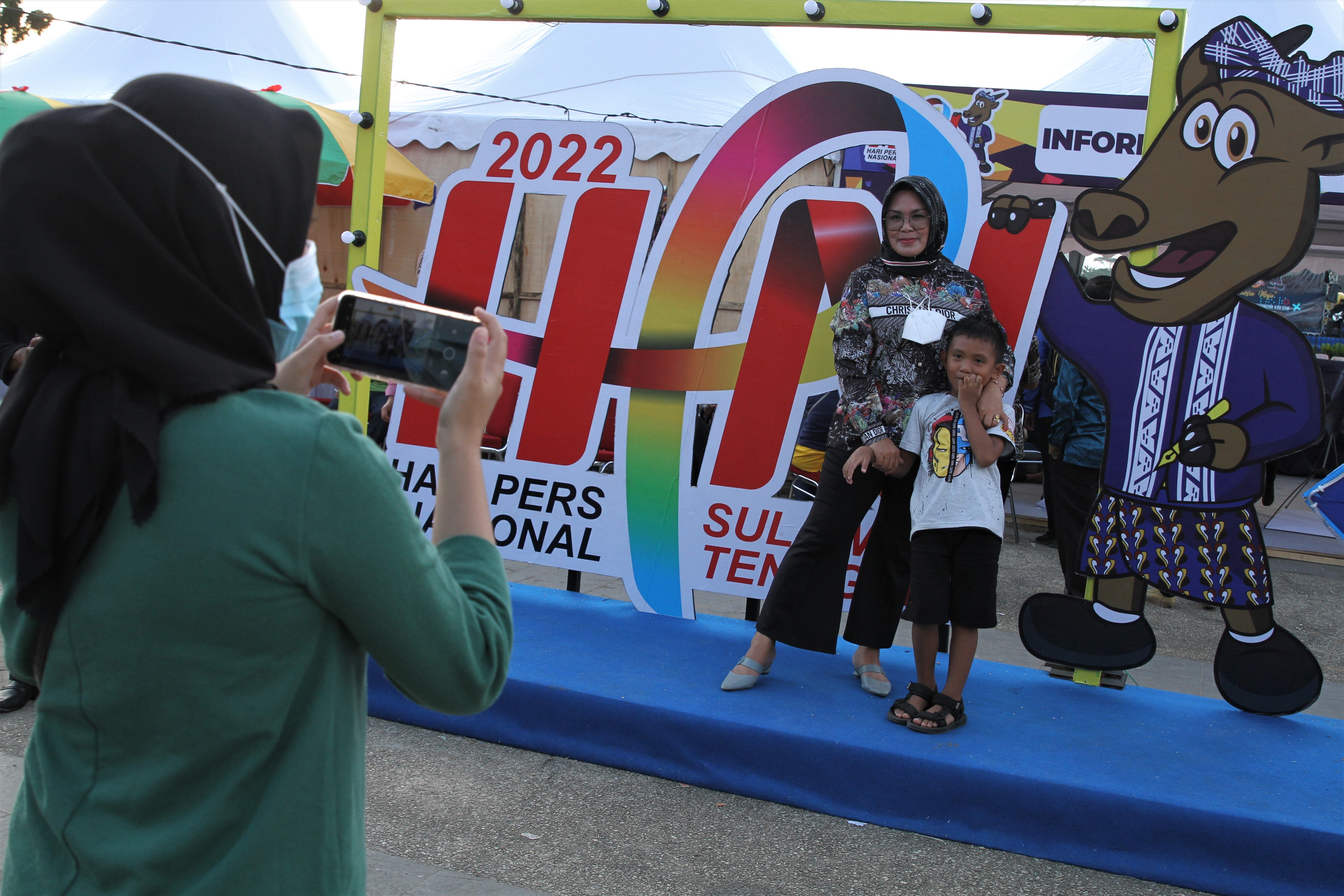  Pengunjung berfoto di maskot dan logo peringatan Hari Pers Nasional (HPN) Tahun 2022 di areal MTQ Square, Kendari, Sulawesi Tenggara