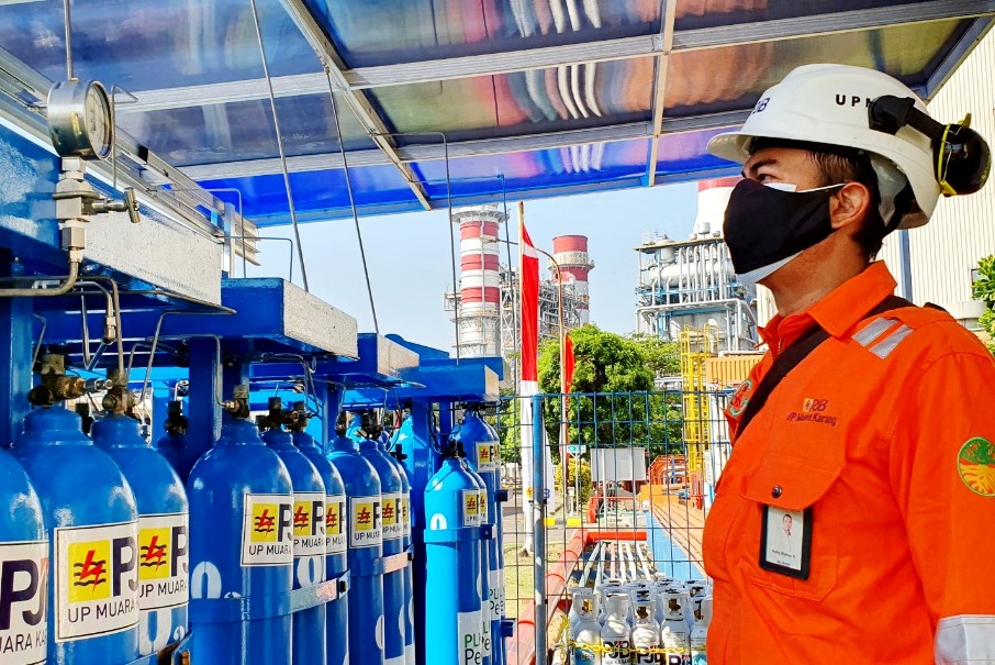 Petugas PT Pembangkitan Jawa Bali (PJB) menyiapkan tabung oksigen medis di Unit Pembangkitan Muara Karang di kawasan Pluit, Jakarta Utara, J