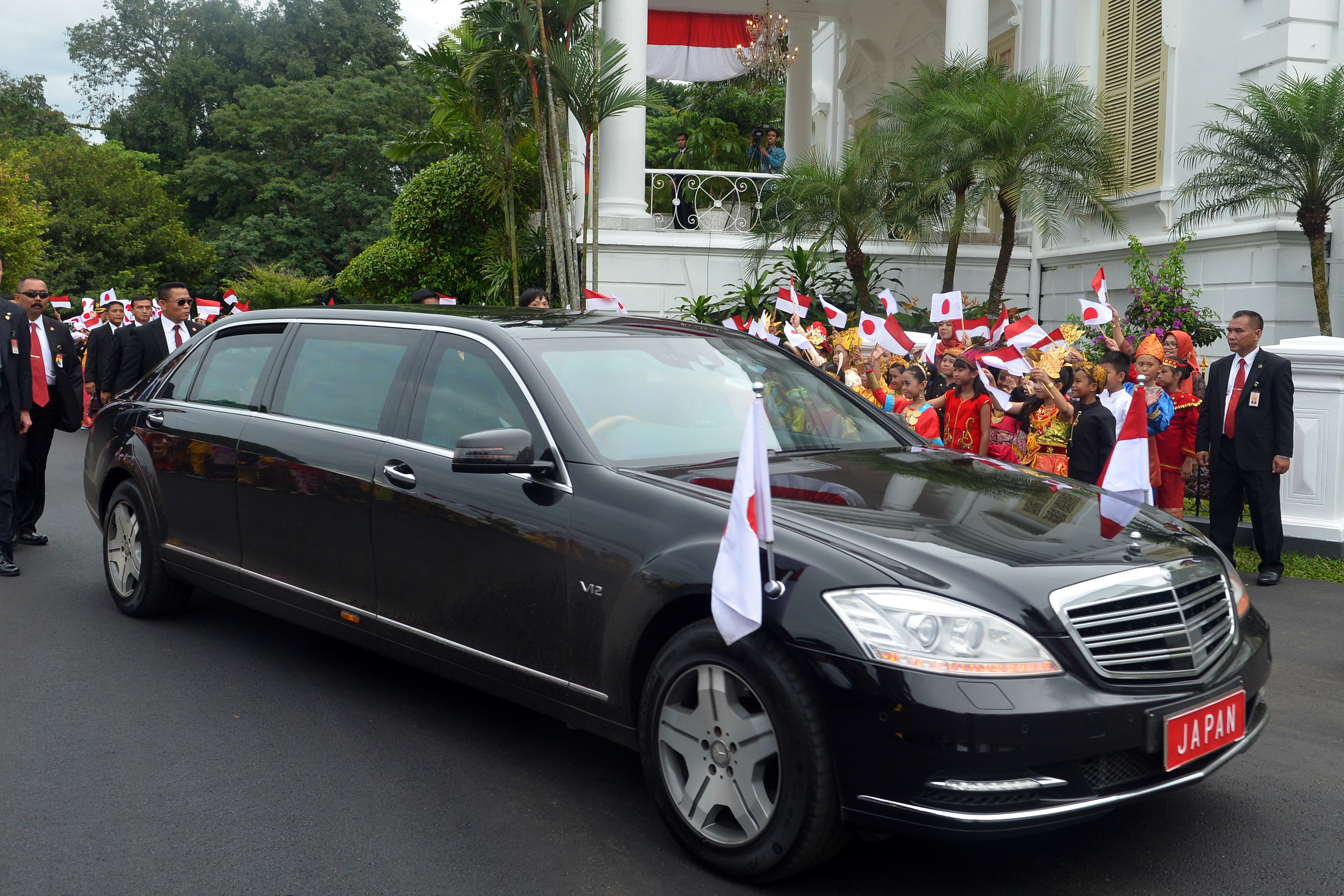 Mobil yang membawa PM Jepang Shinzo Abe memasuki Istana Kepresidenan Bogor