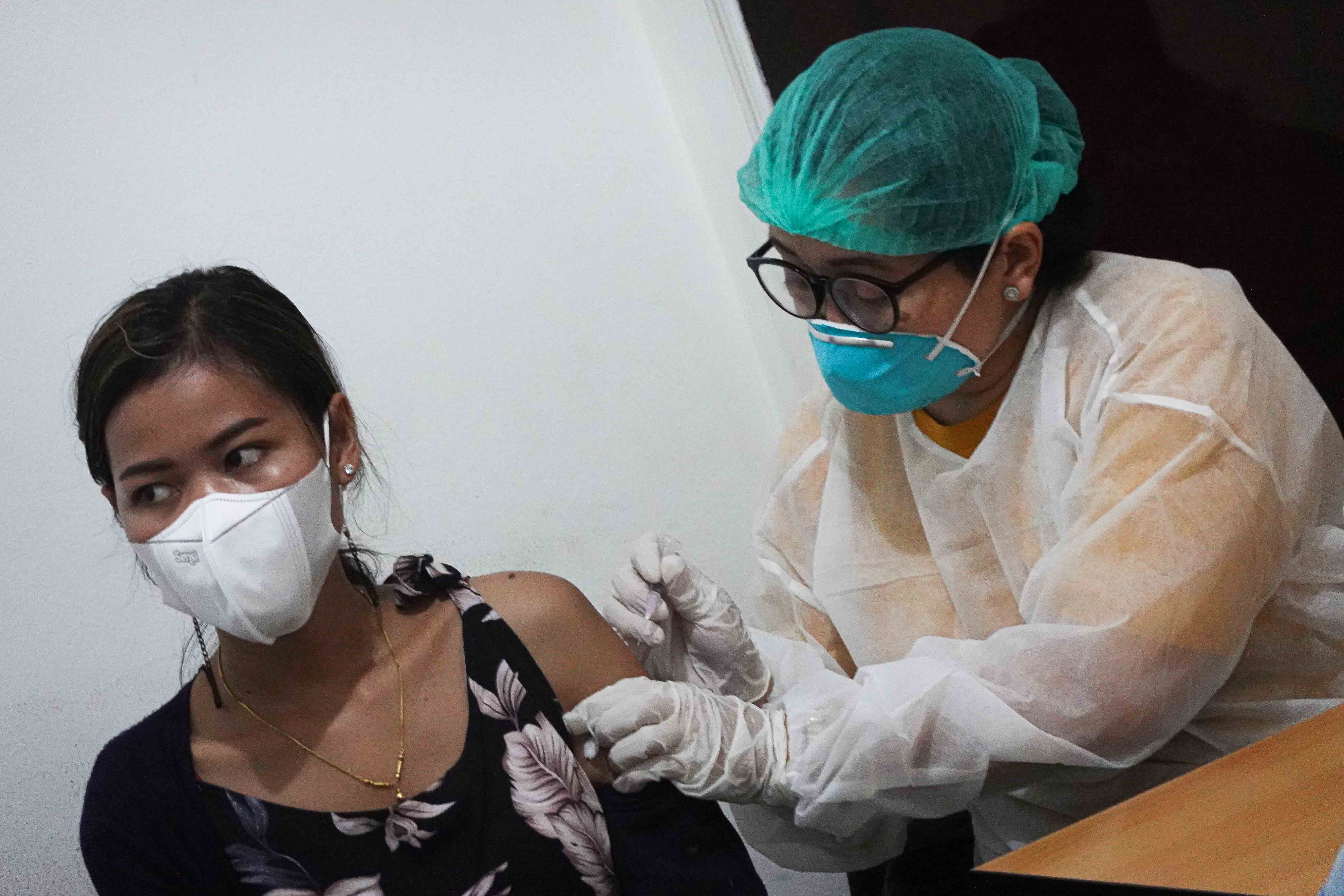 Petugas menyuntikkan vaksin booster Covid-19 pada warga di Sentra Vaksinasi NasDem Peduli di DPD Partai NasDem Jakarta, Kamis (3/2/2022)