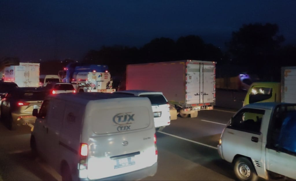 Kendaraan tersendat di Tol Cipularang akibat blokira jalan yang dilakukan pengemudi truk, Selasa (22/2). 