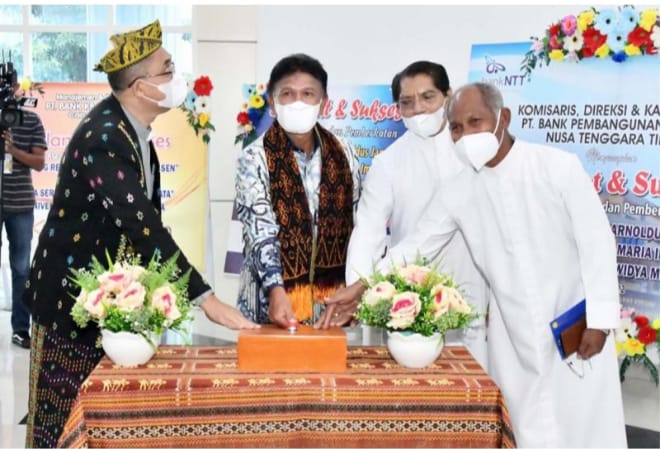 Menkominfo Johnny G Plate meresmikan gedung Universitas Katolik Widya Mandira Kupang, NTT