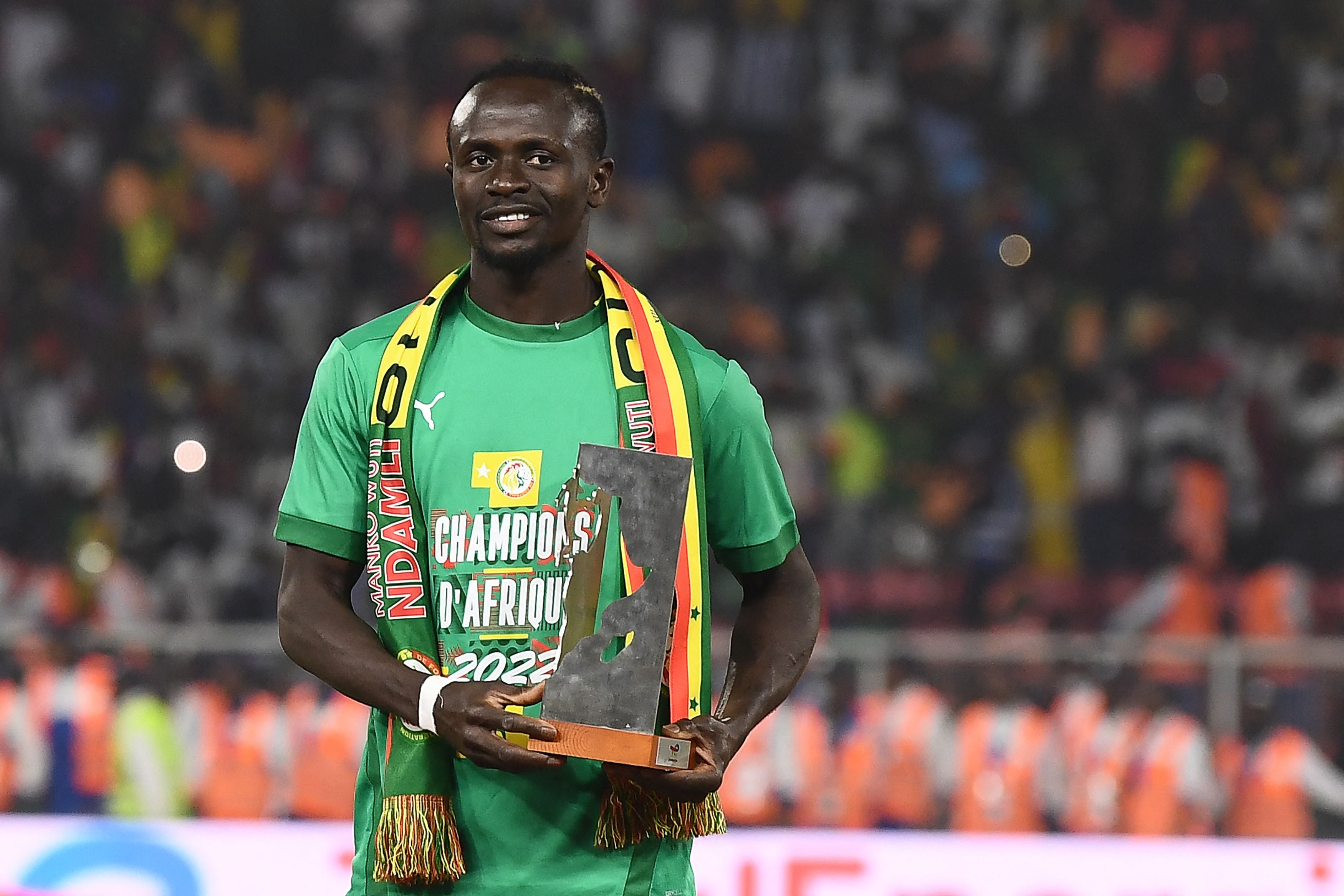 Penyerang Senegal Sadio Mane berpose dengan trofi pemain terbaik Piala Afrika. 