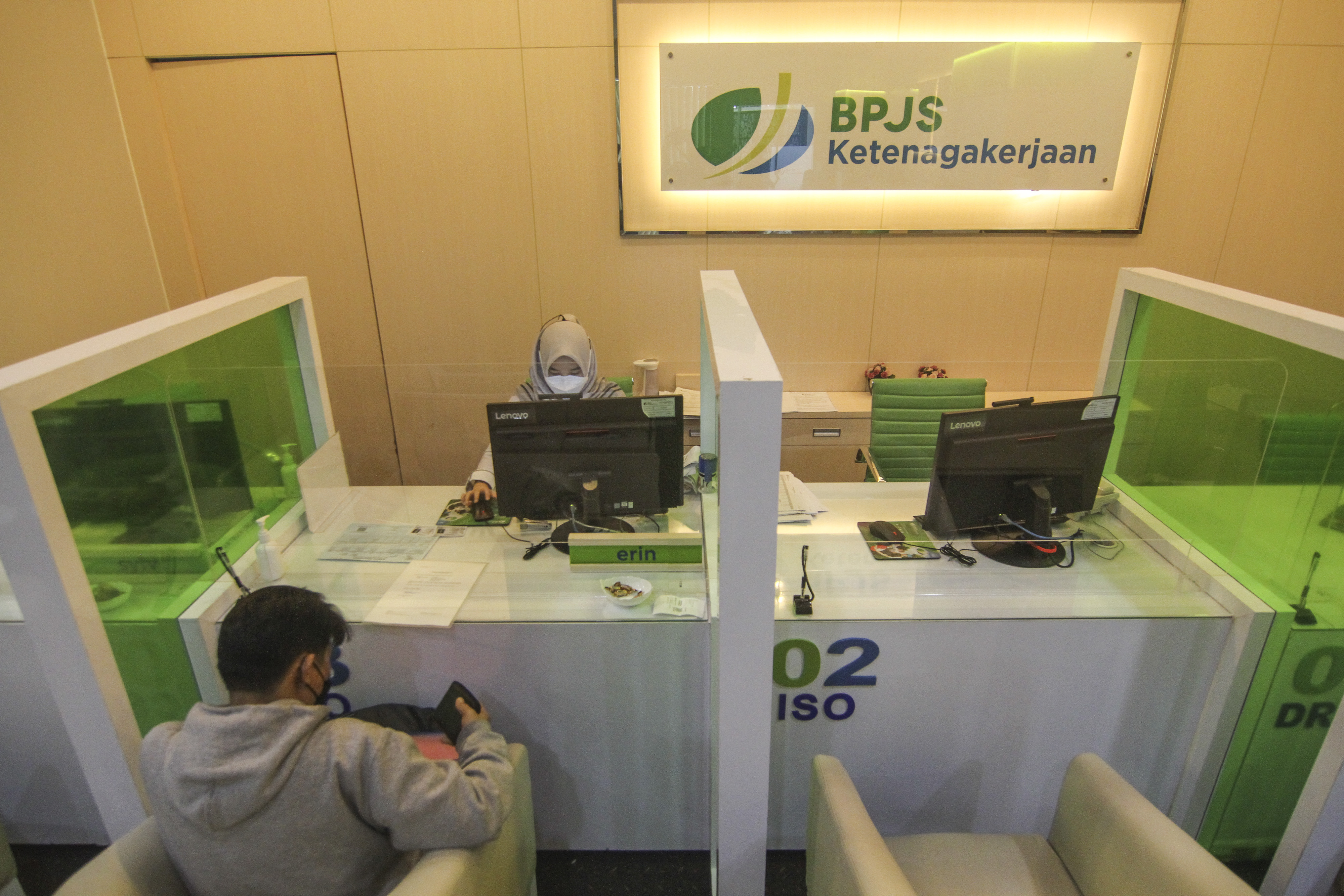 Warga mencairkan JHT di kantor layanan BPJS Ketenagakerjaan