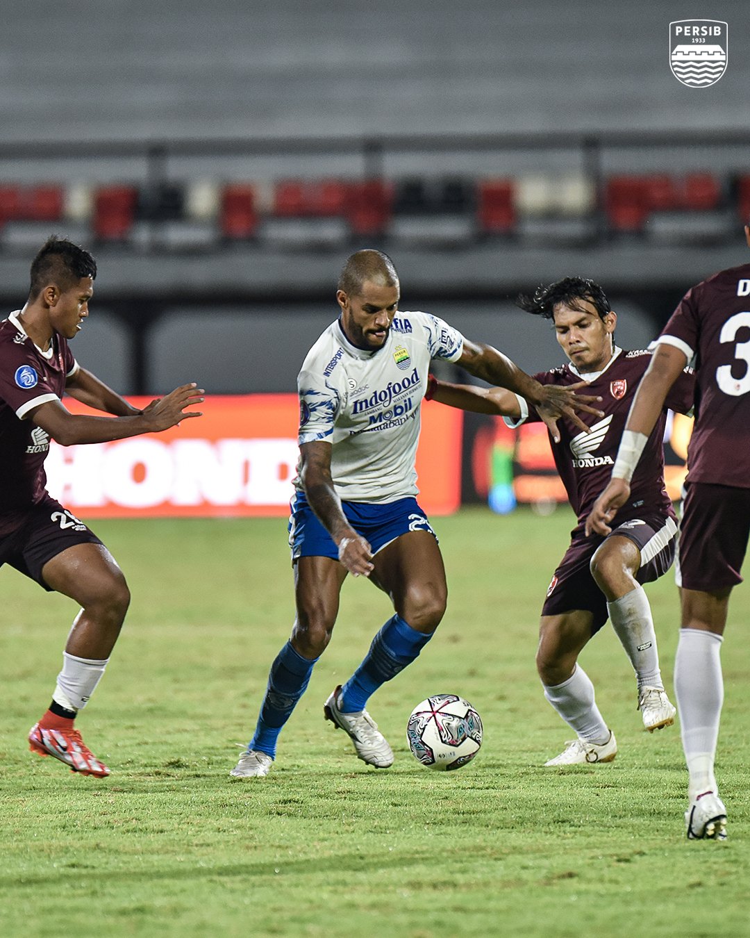 Laga Persib lawan PSM Makassar