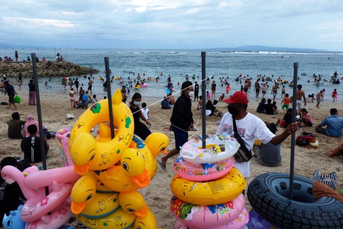 Wisatawan memadati objek wisata Pantai Sanur, Bali