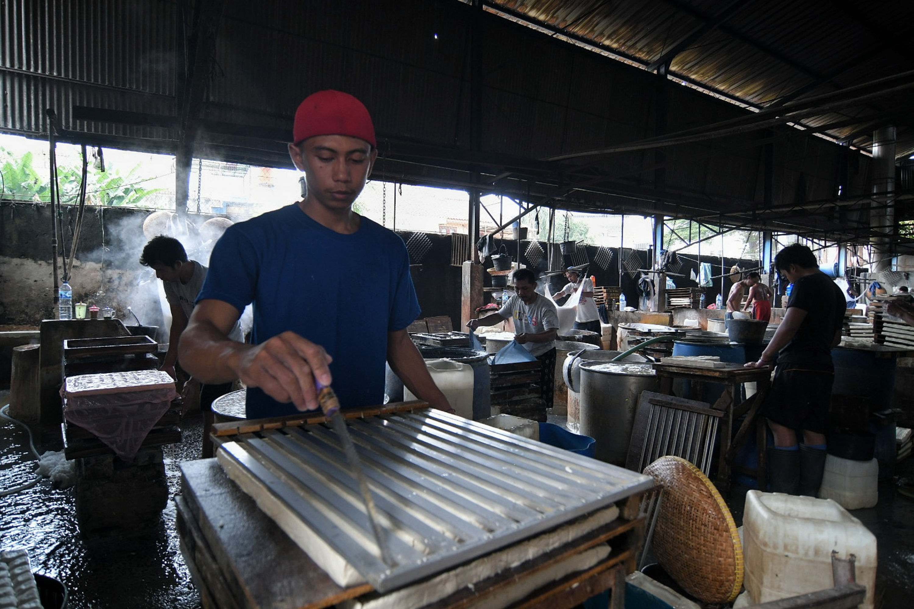Ilustrasi Pekerja di Pabrik Tahu