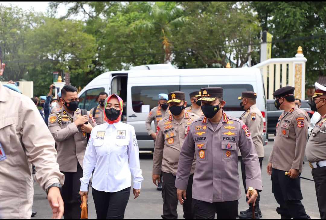 Anggota DPR dari Fraksi NasDem Eva Yuliana (kanan) bersama Kapolri Jenderal Listyo Sigit Prabowo