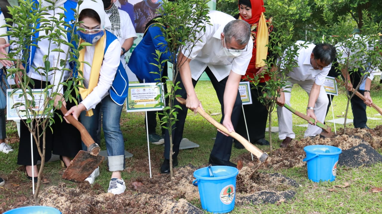 Universitas Esa Unggul dan KLHK melaksanakan Gerakan Penanaman Pohon di kampus Jakarta, Tangerang, dan Bekasi.