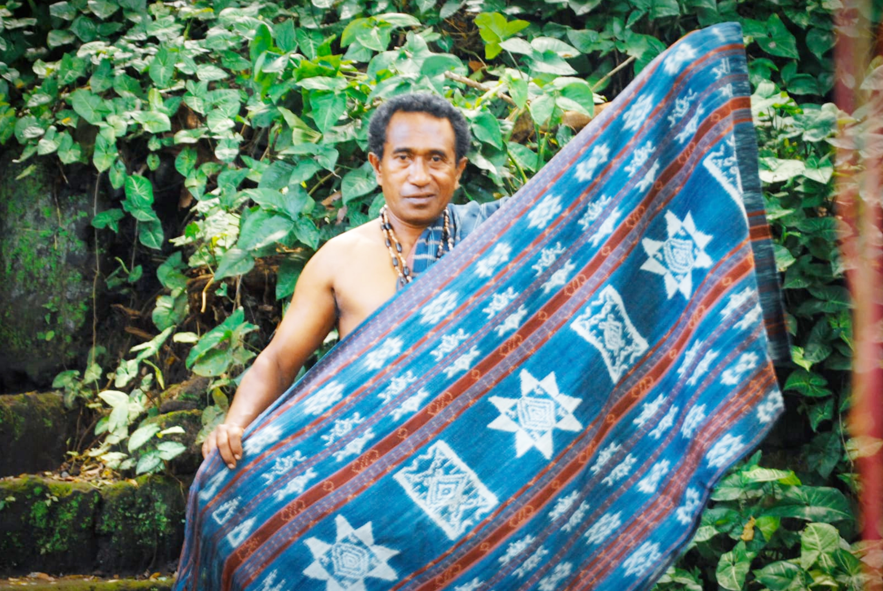 Ketua Kelompok Sanggar Bliran Sina, Yosef Gervasius tunjukkan tenun ikat Sikka dibuat dari pewarna alam.