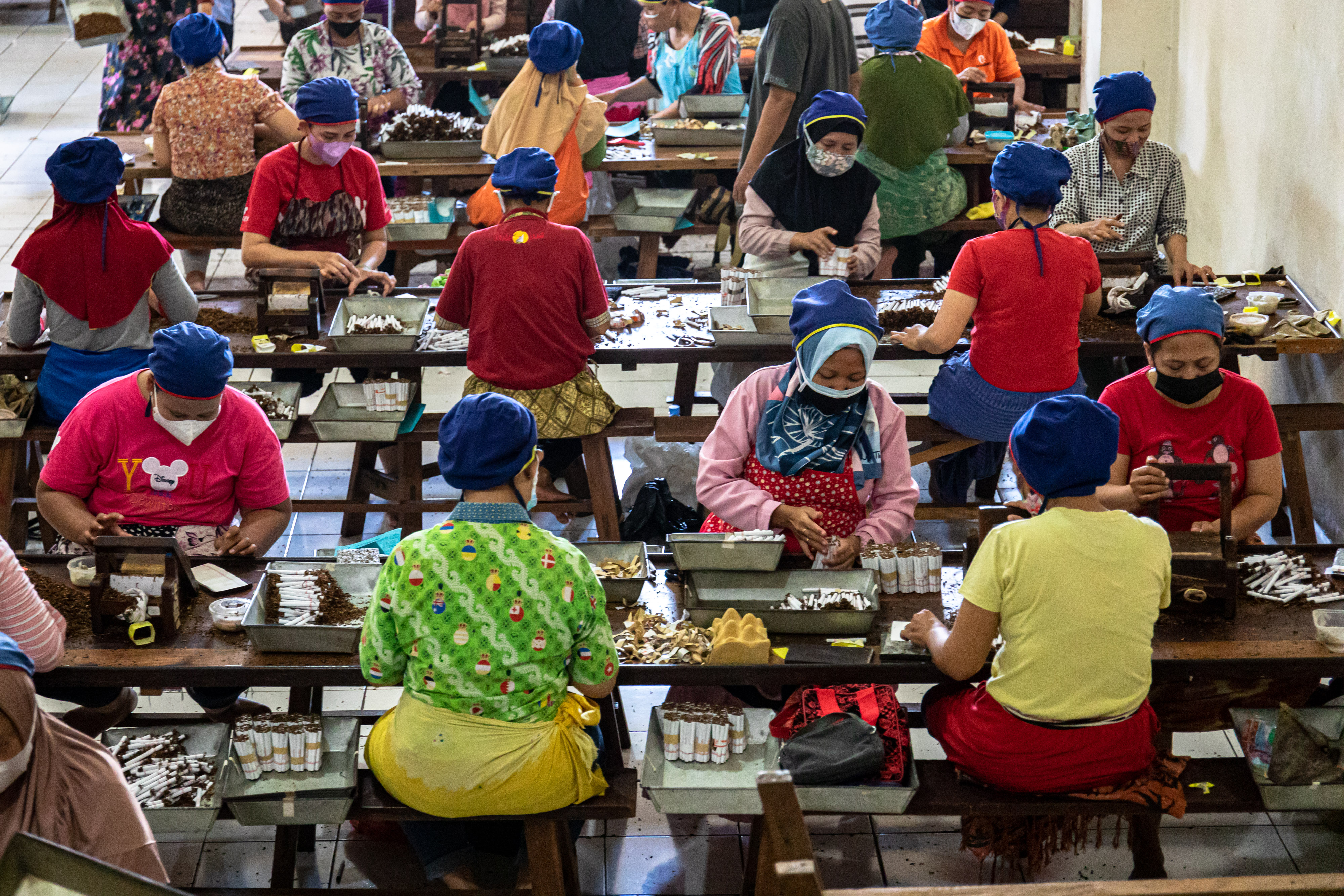 Pekerja di sebuah pabrik rokok.