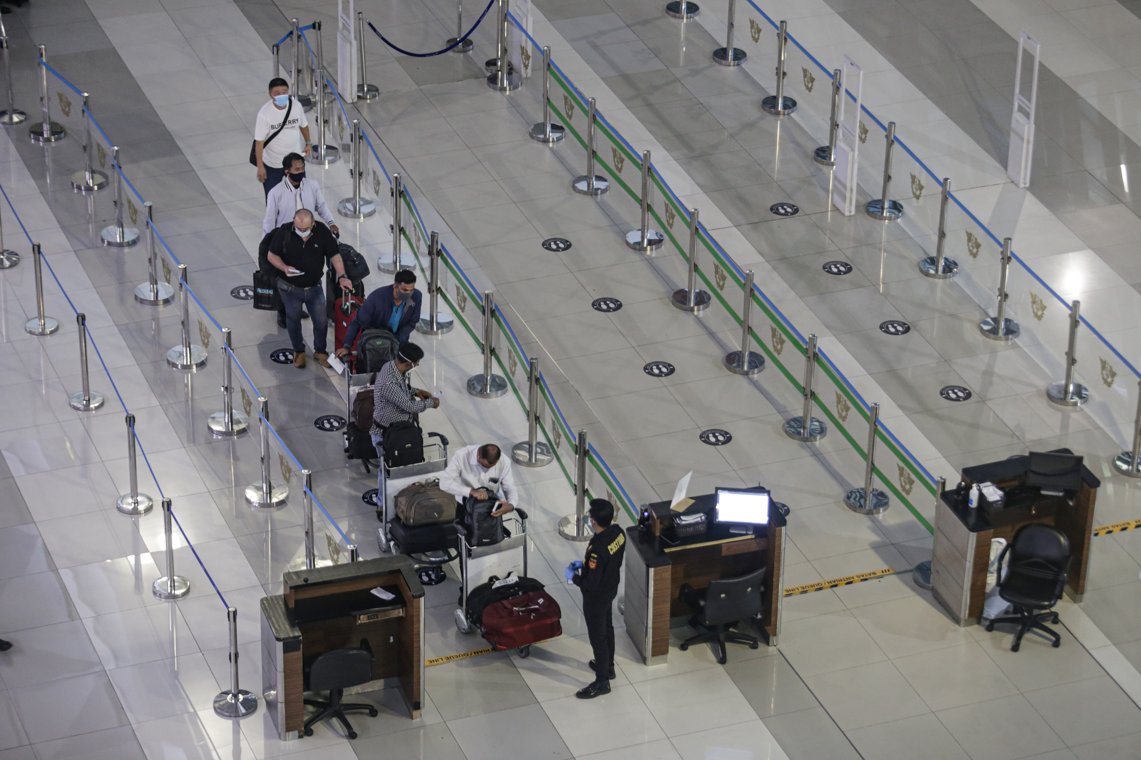Pelaku perjalanan luar negeri mengantre untuk pemeriksaan dokumen di Terminal 3 Bandara Soekarno-Hatta