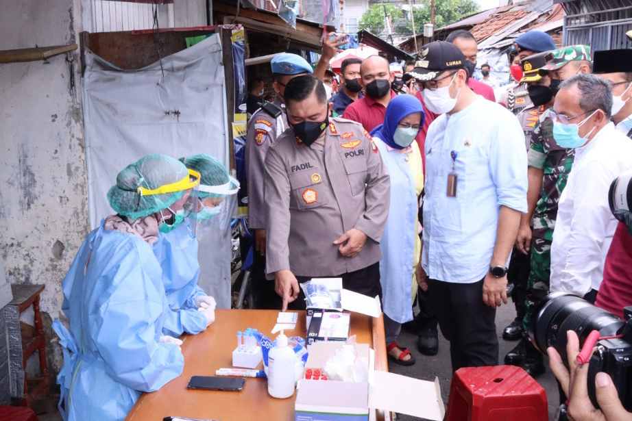 Kapolda Metro Jaya Irjen Fadil Imran meninjau pemukiman penduduk di Tamansari