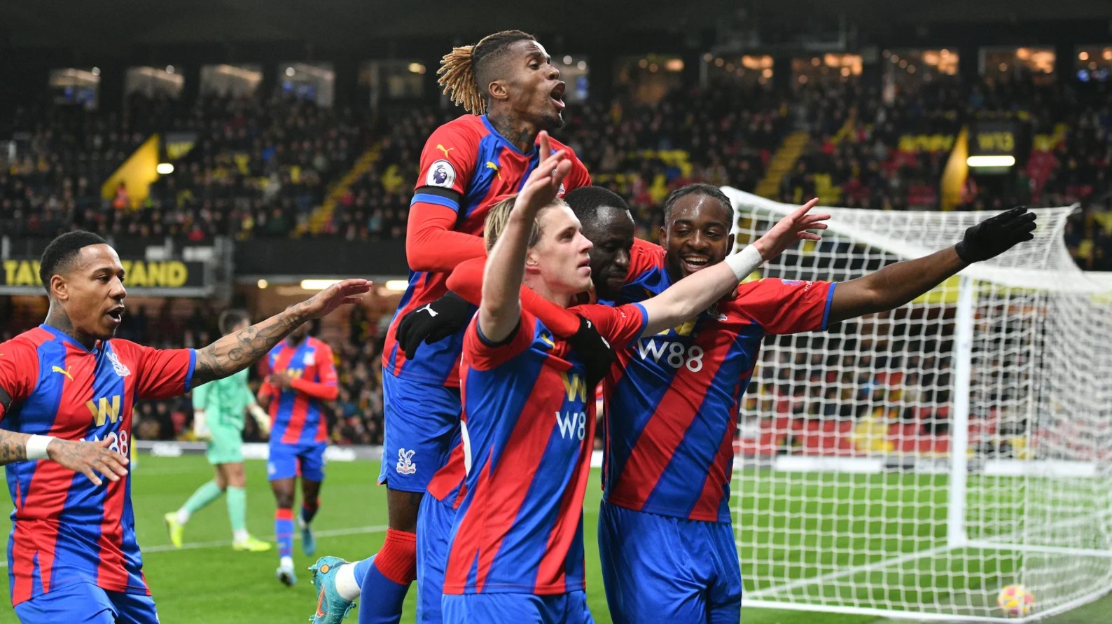 Para pemain Crystal Palace melakukan selebrasi usai mencetak gol ke gawang Watford di laga Liga Primer Inggris.