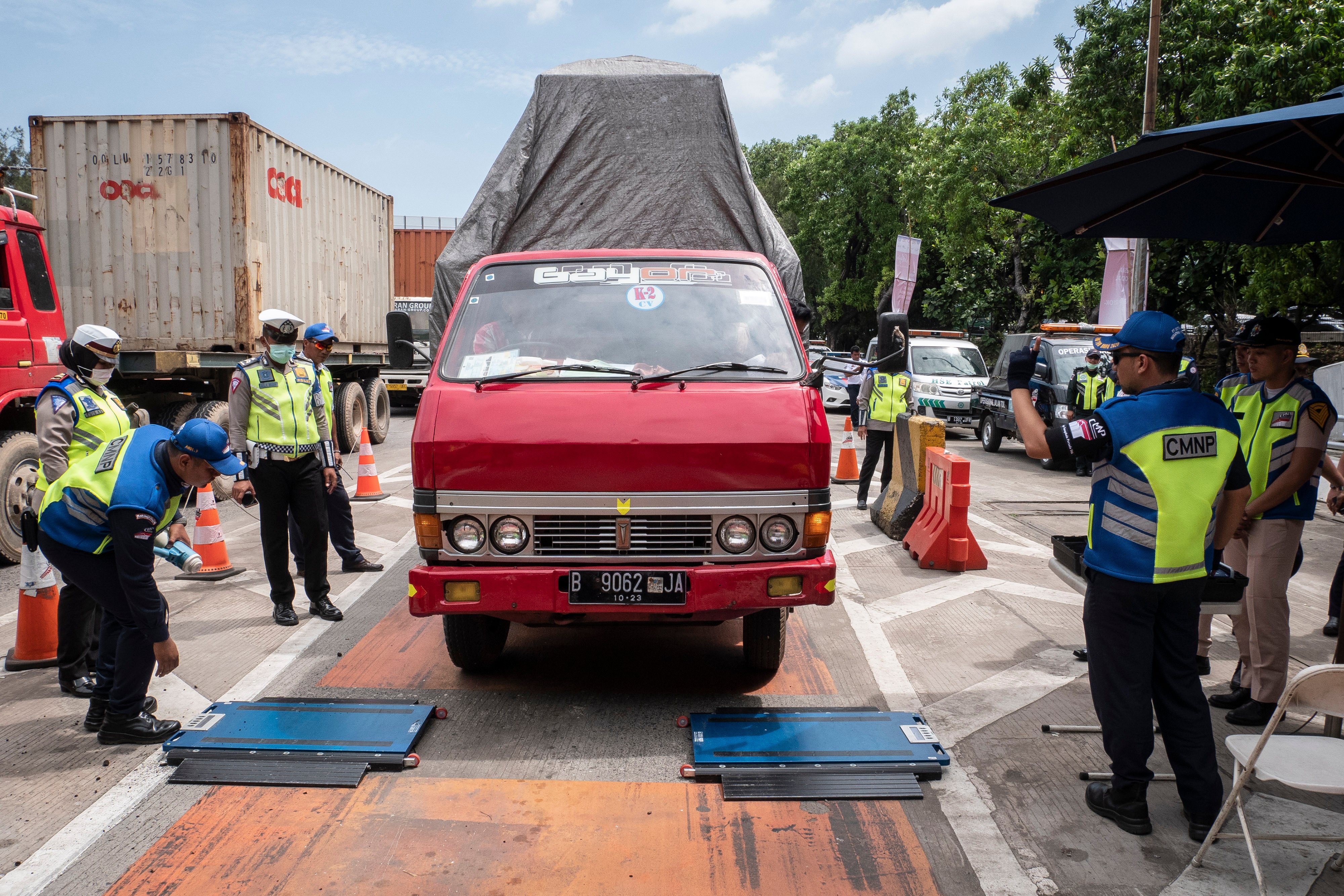 Petugas memeriksa truk terkait aturan kelebihan muatan atau Over Dimension Over Loading (ODOL) di tol Cikampek, akhir pekan lalu.