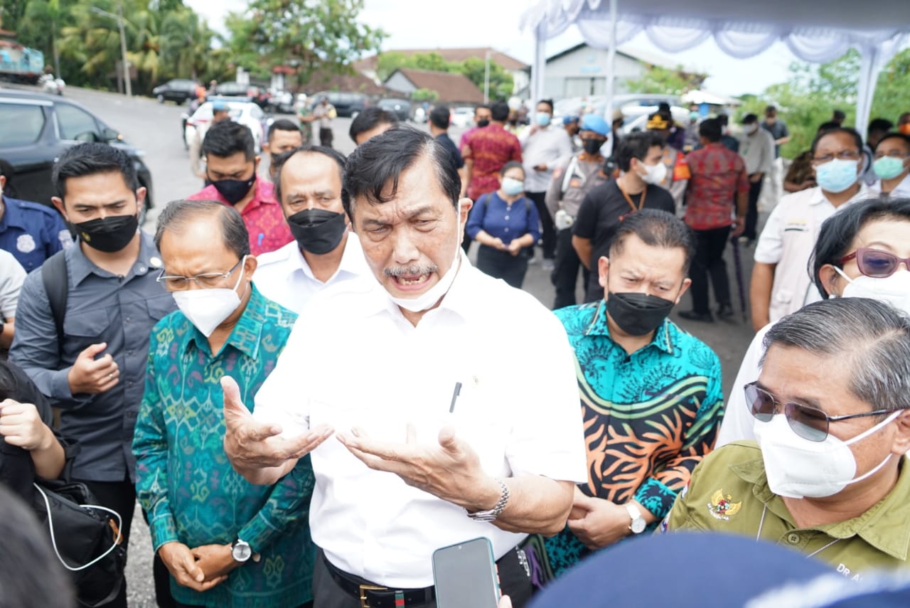 Tim Kemendagri bersama Menko Marves Luhut Pandjaitan di Bali