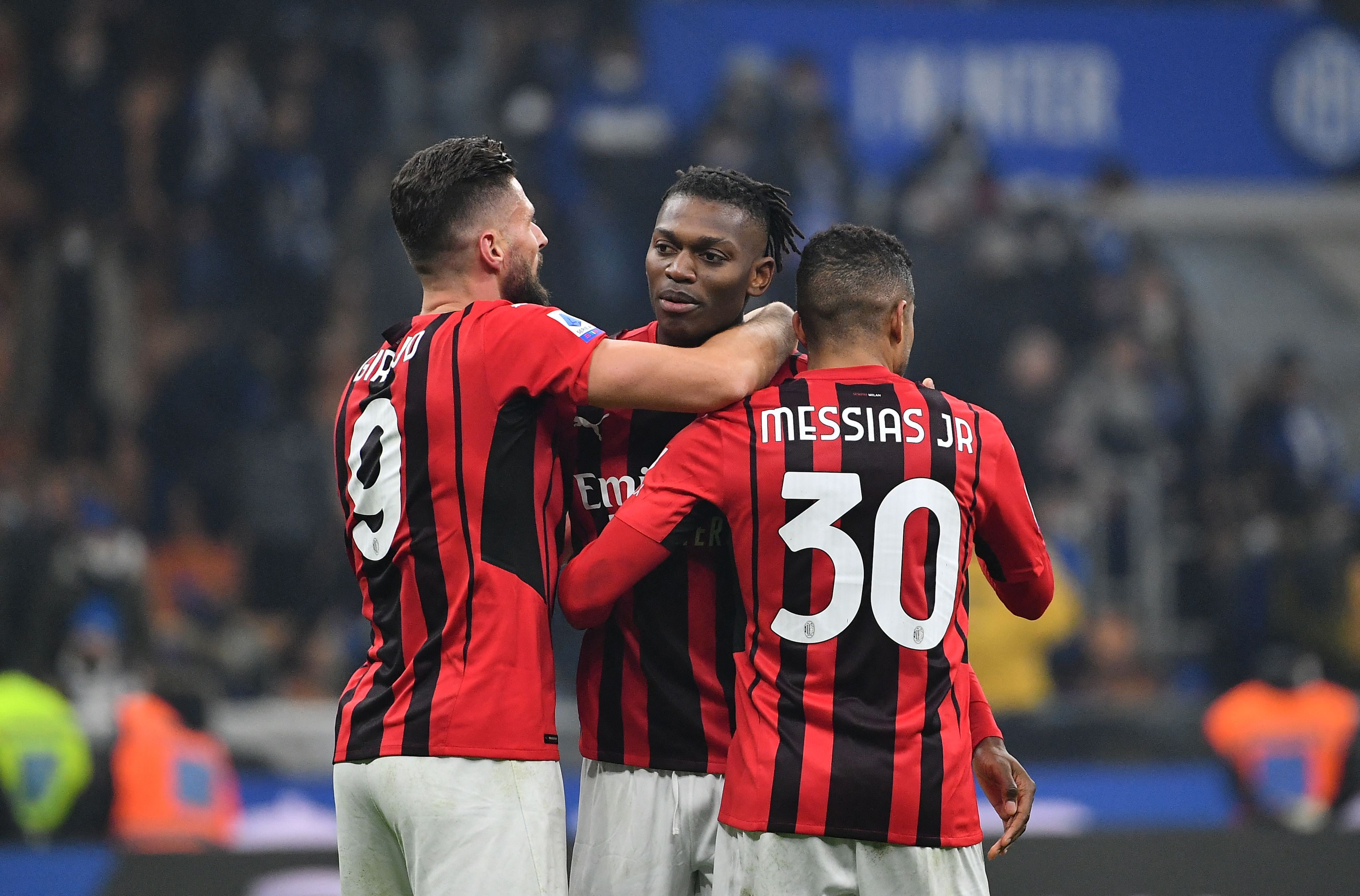 Pemain AC Milan merayakan kemenangan dalam laga Serie A melawan Inter Milan.